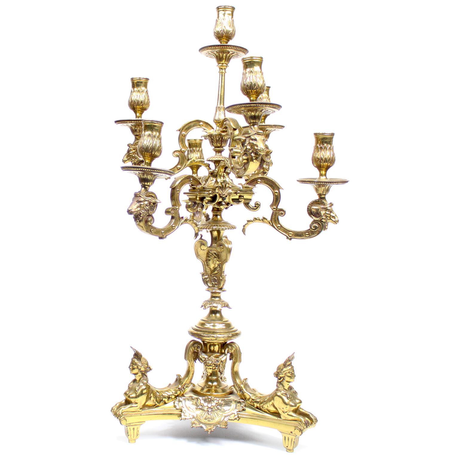 Francese Una coppia di oggetti francesi in stile Luigi XV in bronzo dorato  Candelabro, dopo André-Charles Boulle in vendita