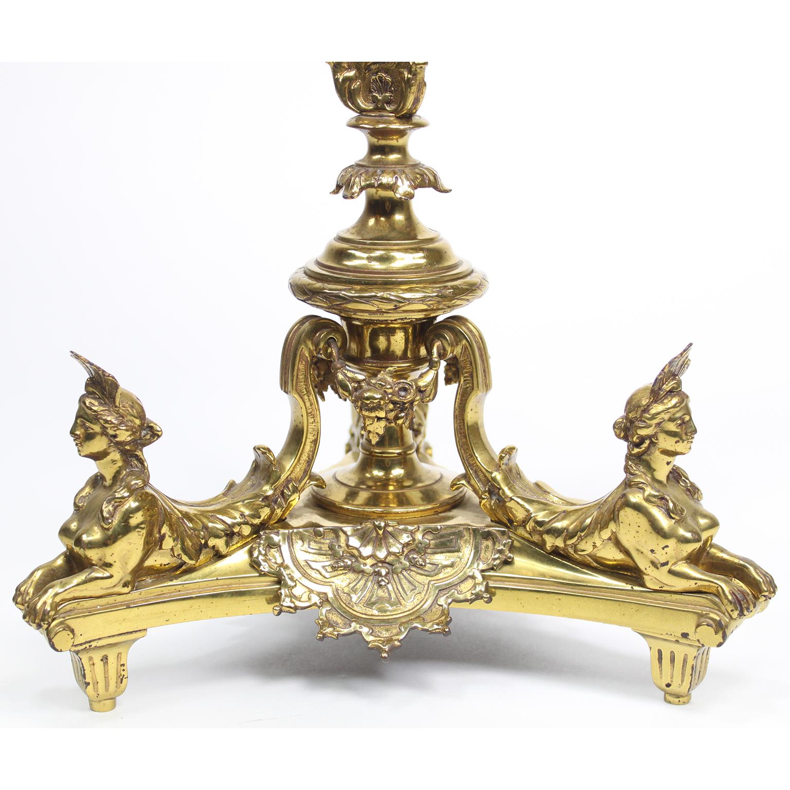 Dorato Una coppia di oggetti francesi in stile Luigi XV in bronzo dorato  Candelabro, dopo André-Charles Boulle in vendita