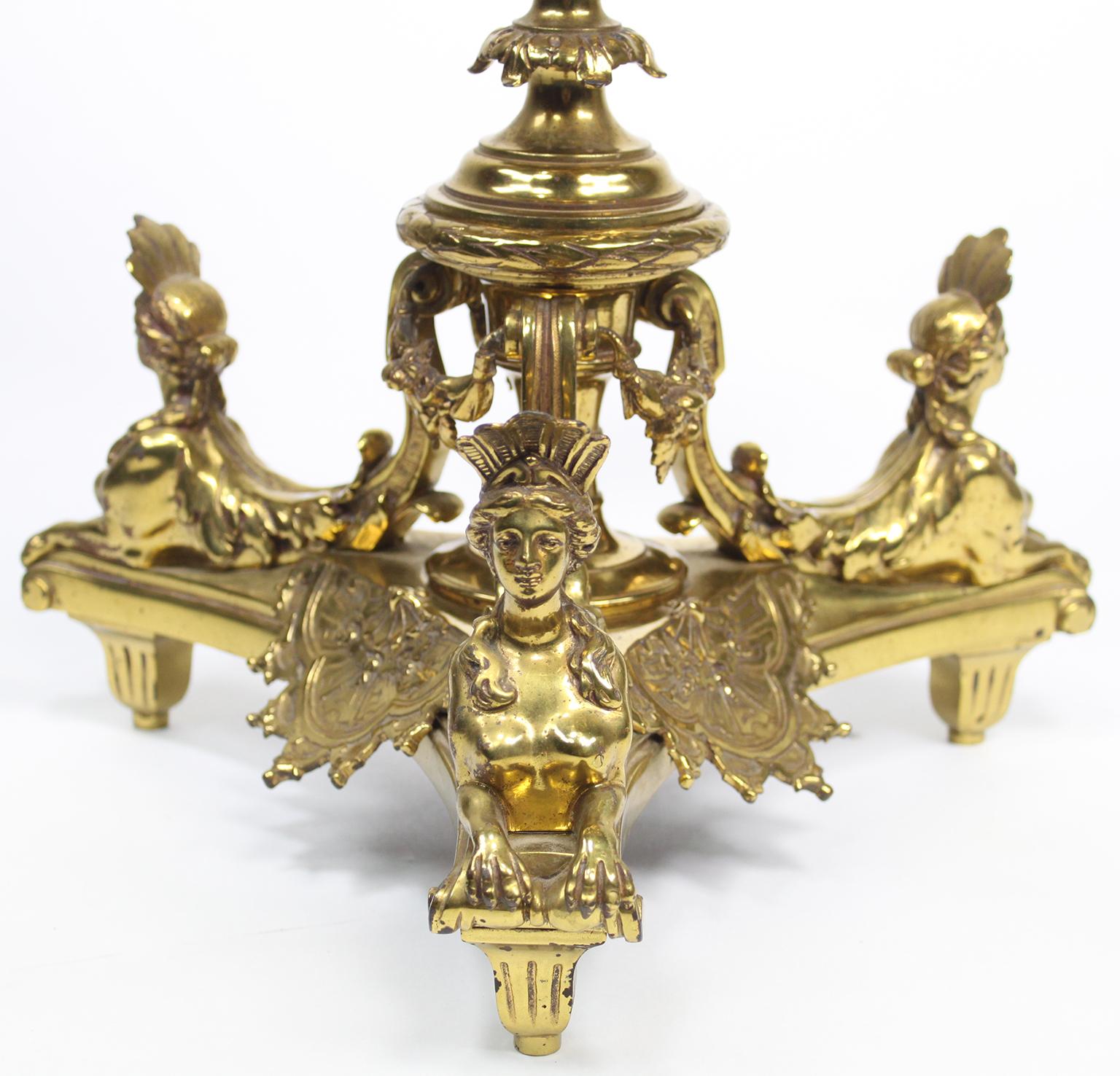 Una coppia di oggetti francesi in stile Luigi XV in bronzo dorato  Candelabro, dopo André-Charles Boulle In condizioni buone in vendita a Los Angeles, CA