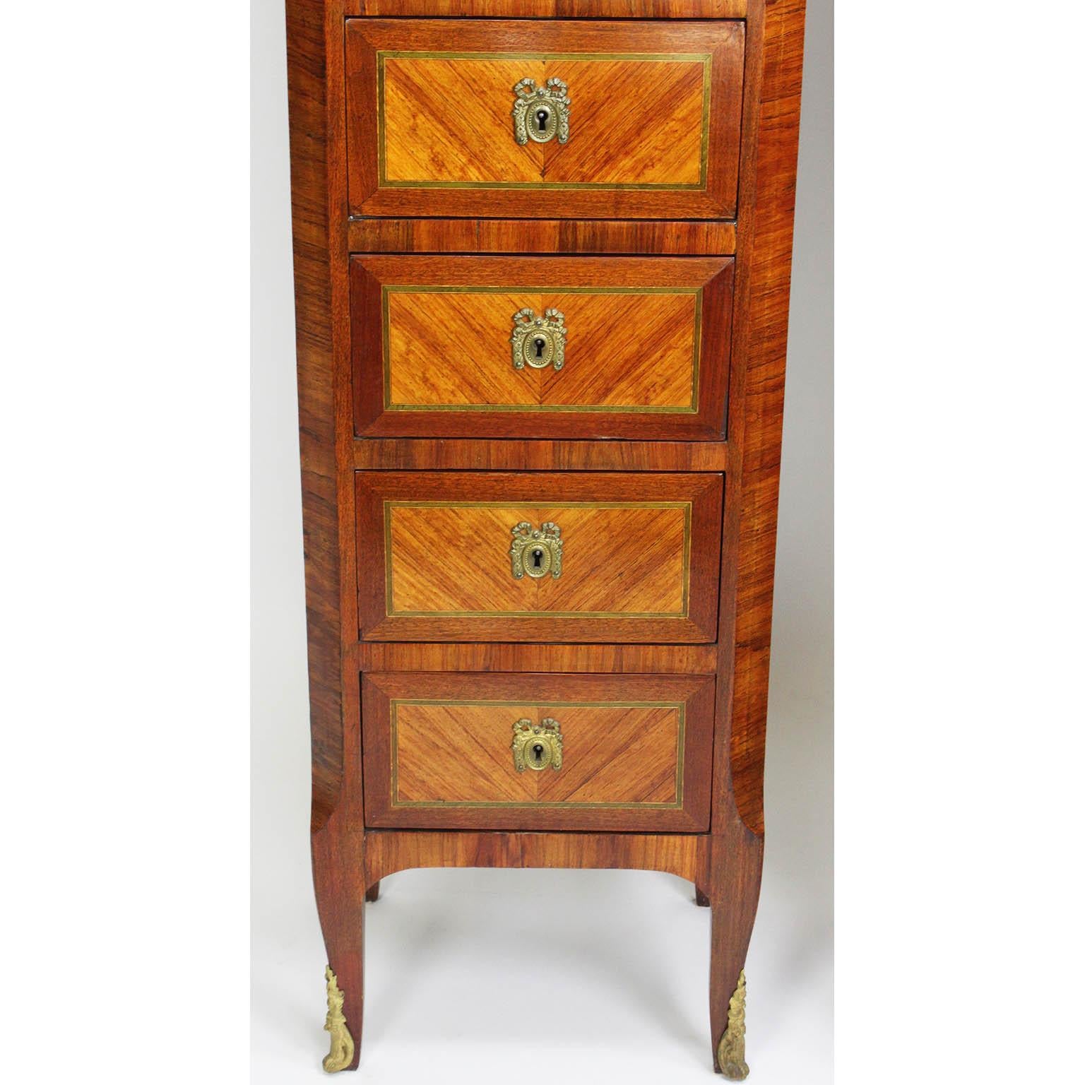 Coppia di commodes da lingerie alti in stile Luigi XV in marmo con piano d'appoggio In condizioni discrete in vendita a Los Angeles, CA