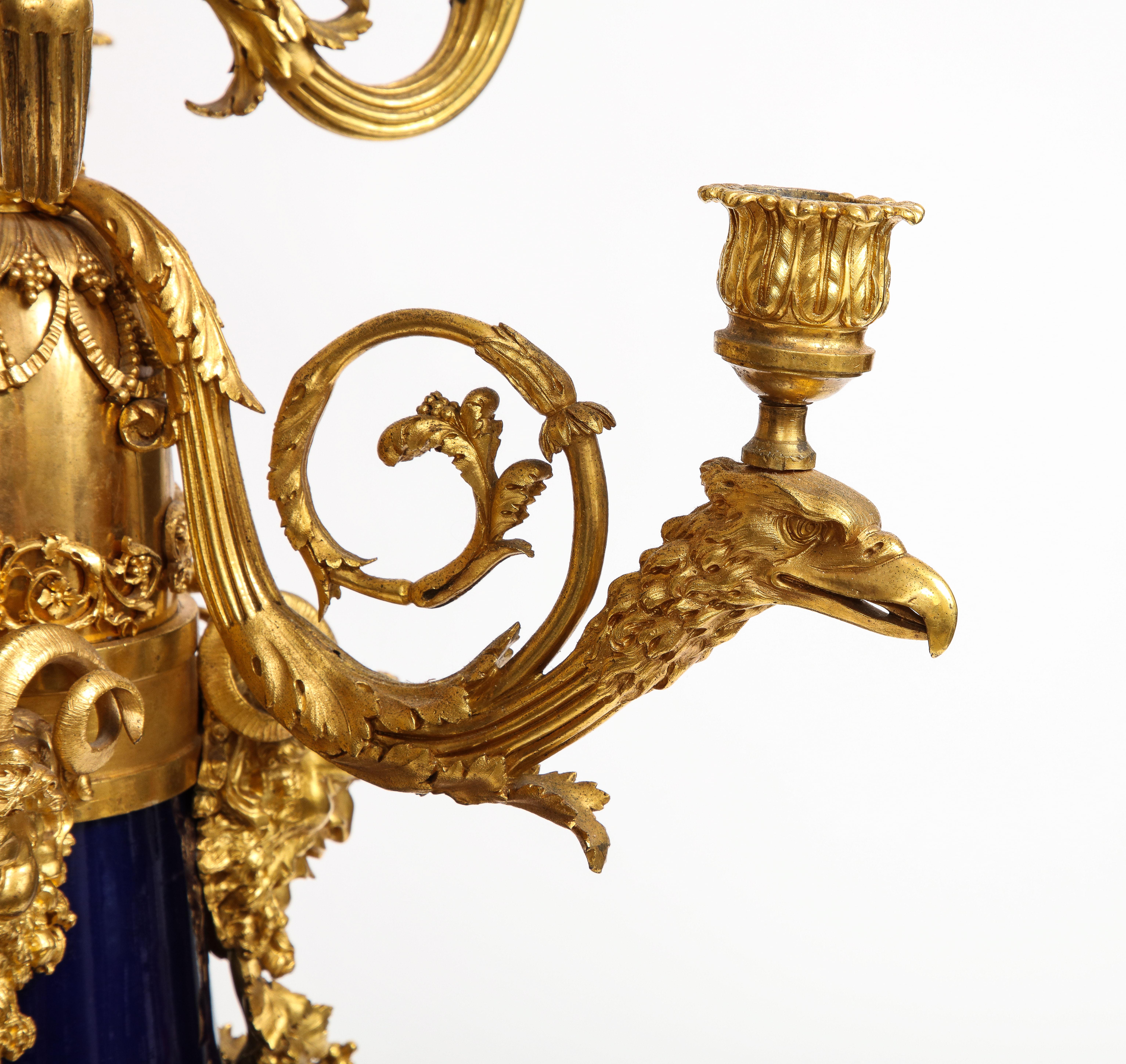 Paire de candélabres français en porcelaine bleue montés en bronze doré, att. Henry Dasson en vente 2