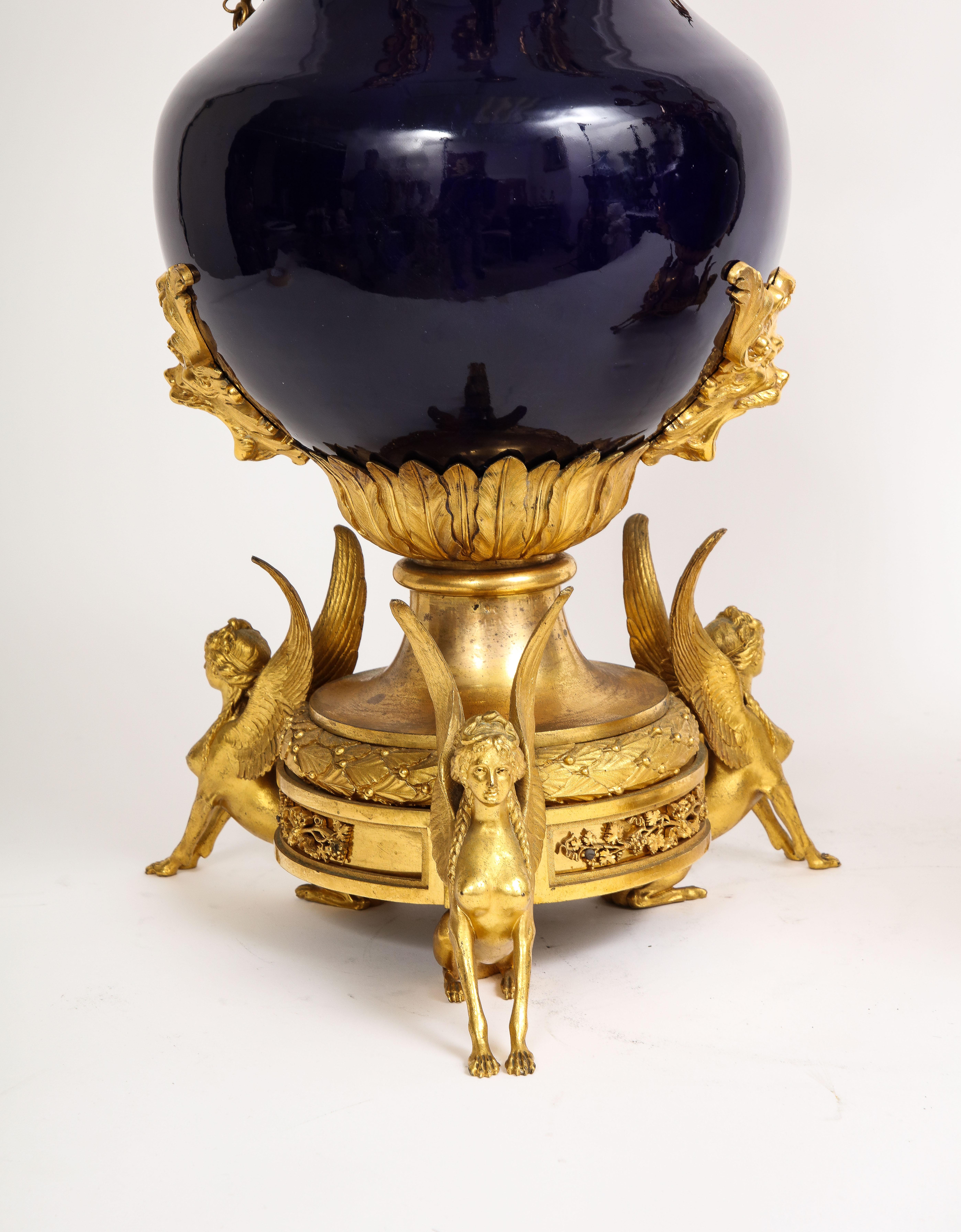 Paire de candélabres français en porcelaine bleue montés en bronze doré, att. Henry Dasson en vente 5