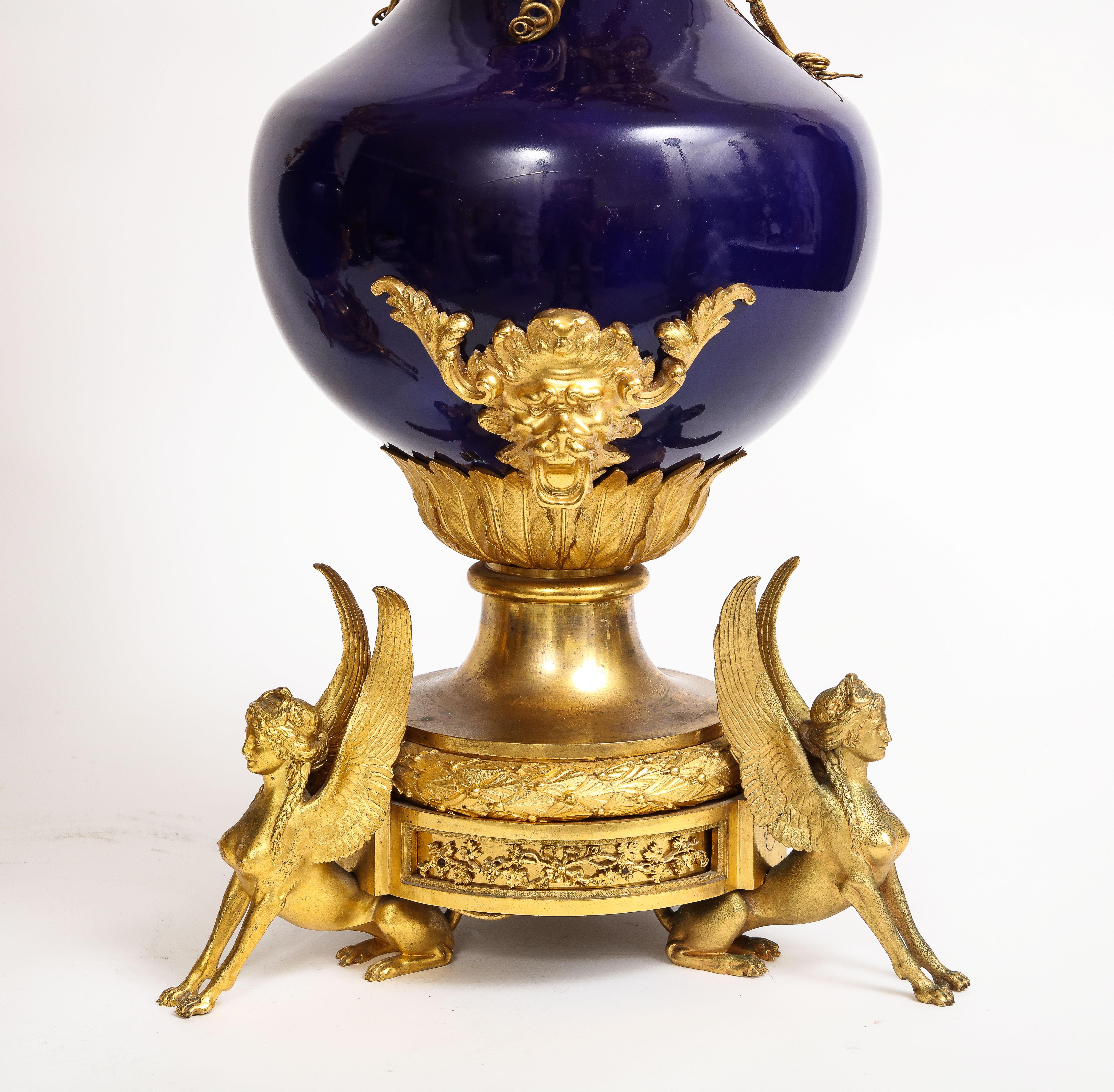 Paire de candélabres français en porcelaine bleue montés en bronze doré, att. Henry Dasson en vente 6