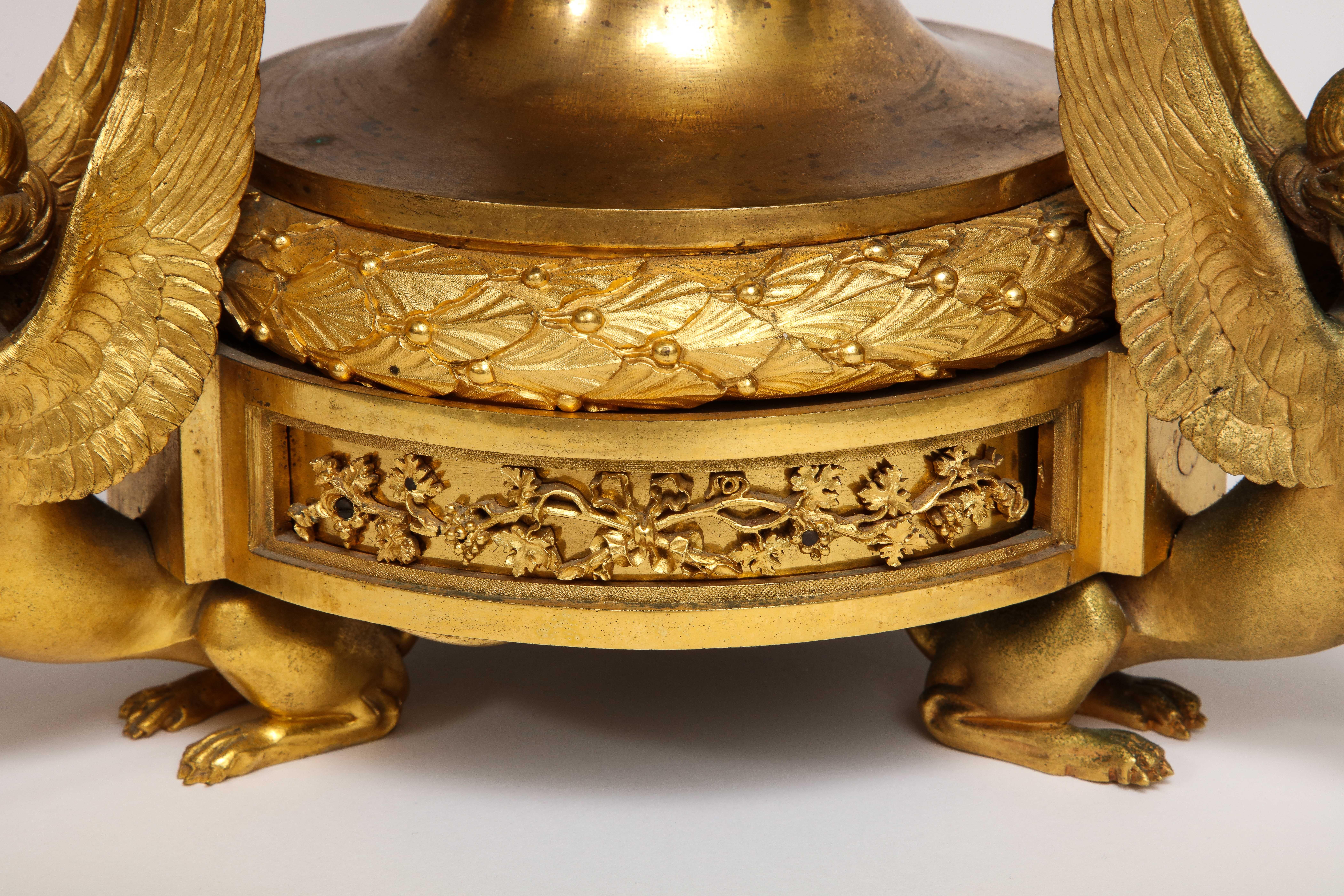 Paire de candélabres français en porcelaine bleue montés en bronze doré, att. Henry Dasson en vente 8