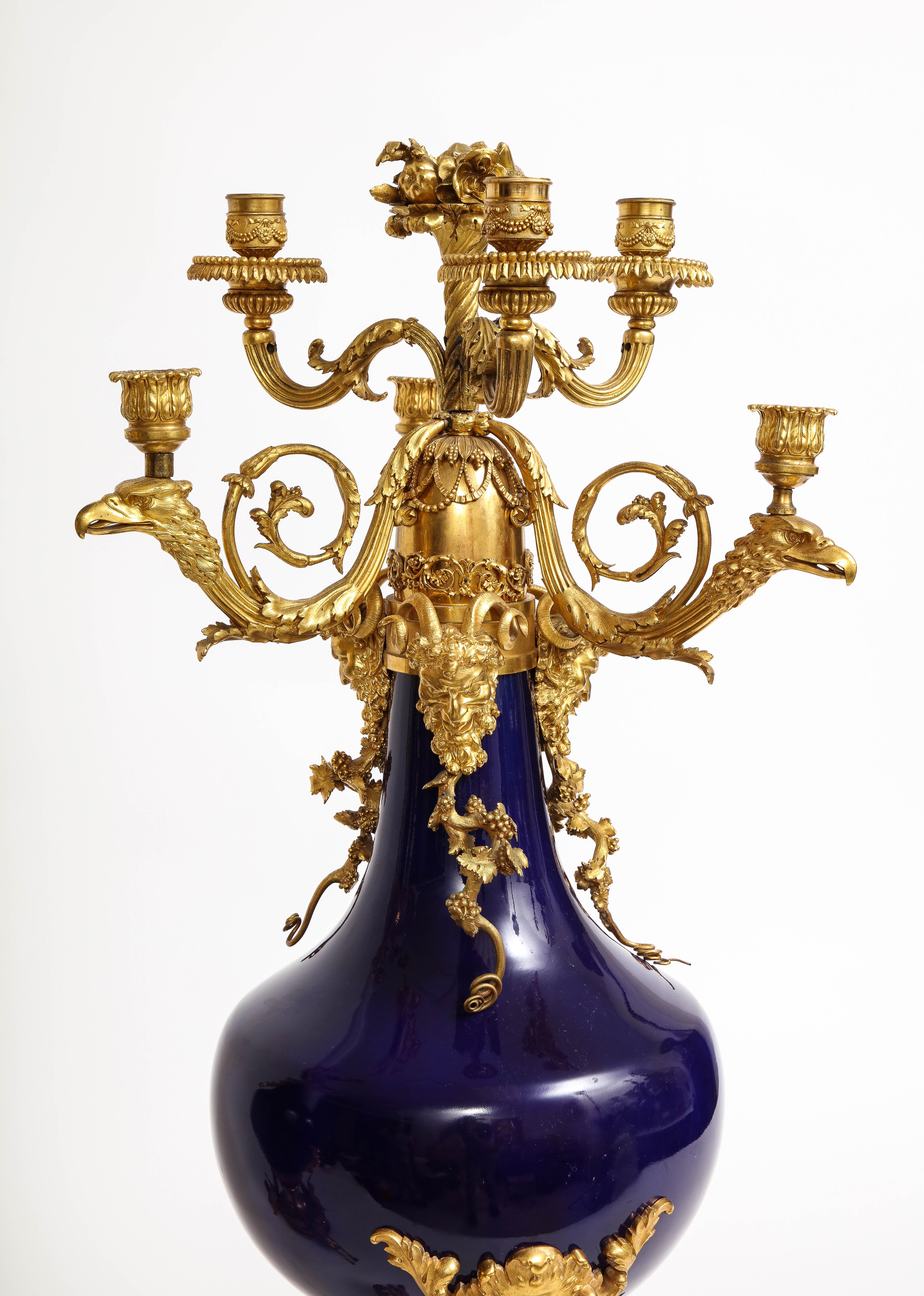 Louis XVI Paire de candélabres français en porcelaine bleue montés en bronze doré, att. Henry Dasson en vente