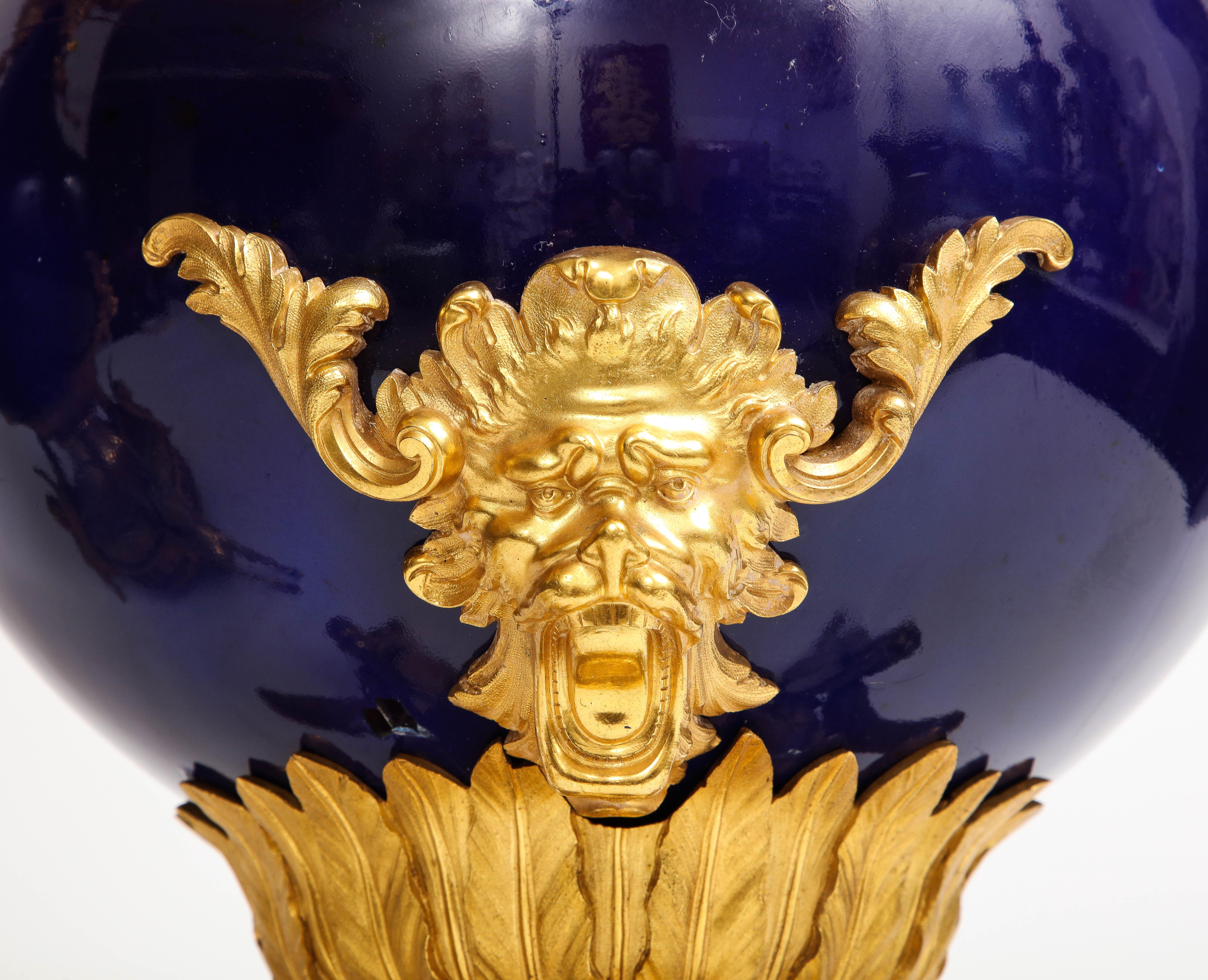 Sculpté à la main Paire de candélabres français en porcelaine bleue montés en bronze doré, att. Henry Dasson en vente