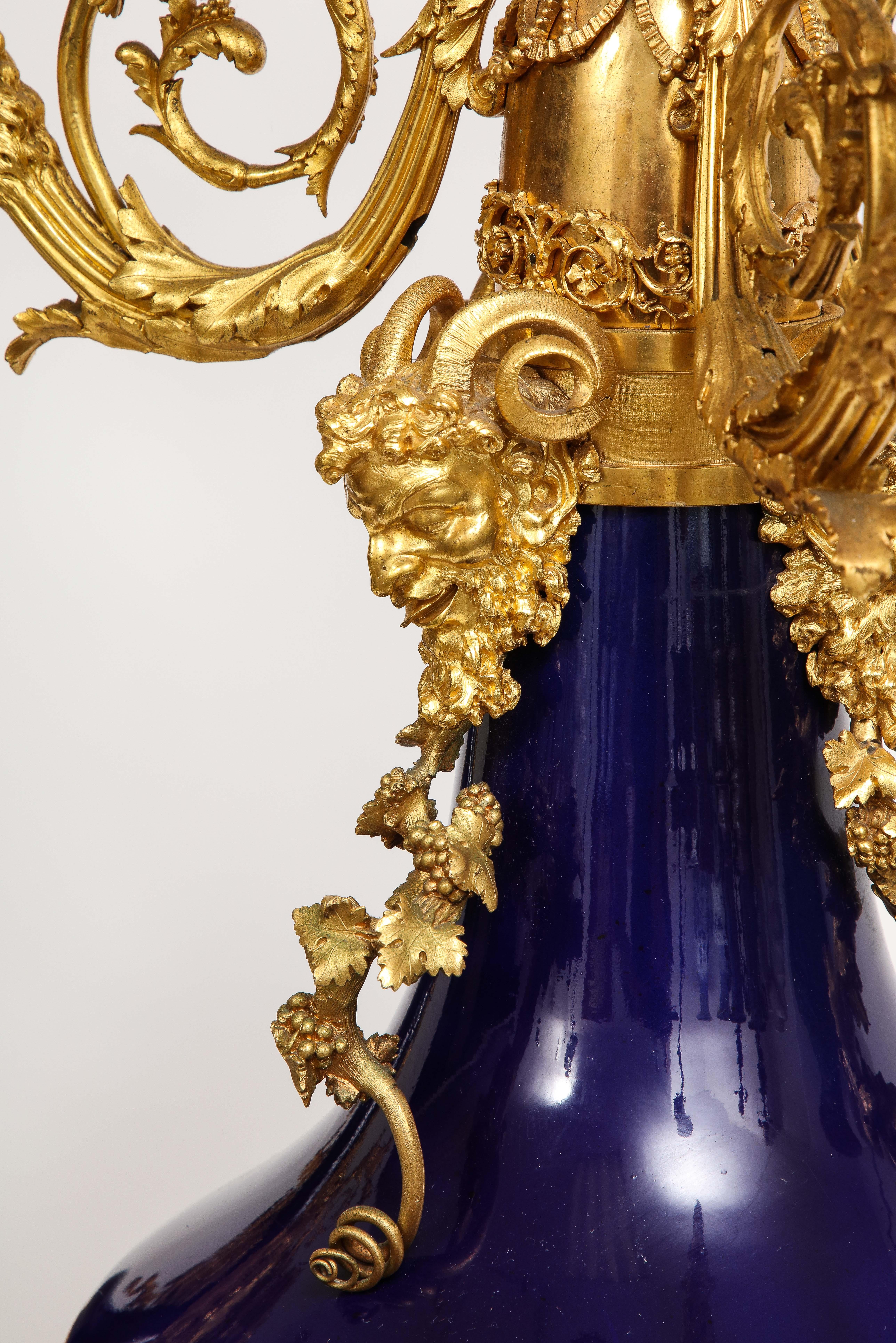 Paire de candélabres français en porcelaine bleue montés en bronze doré, att. Henry Dasson Bon état - En vente à New York, NY