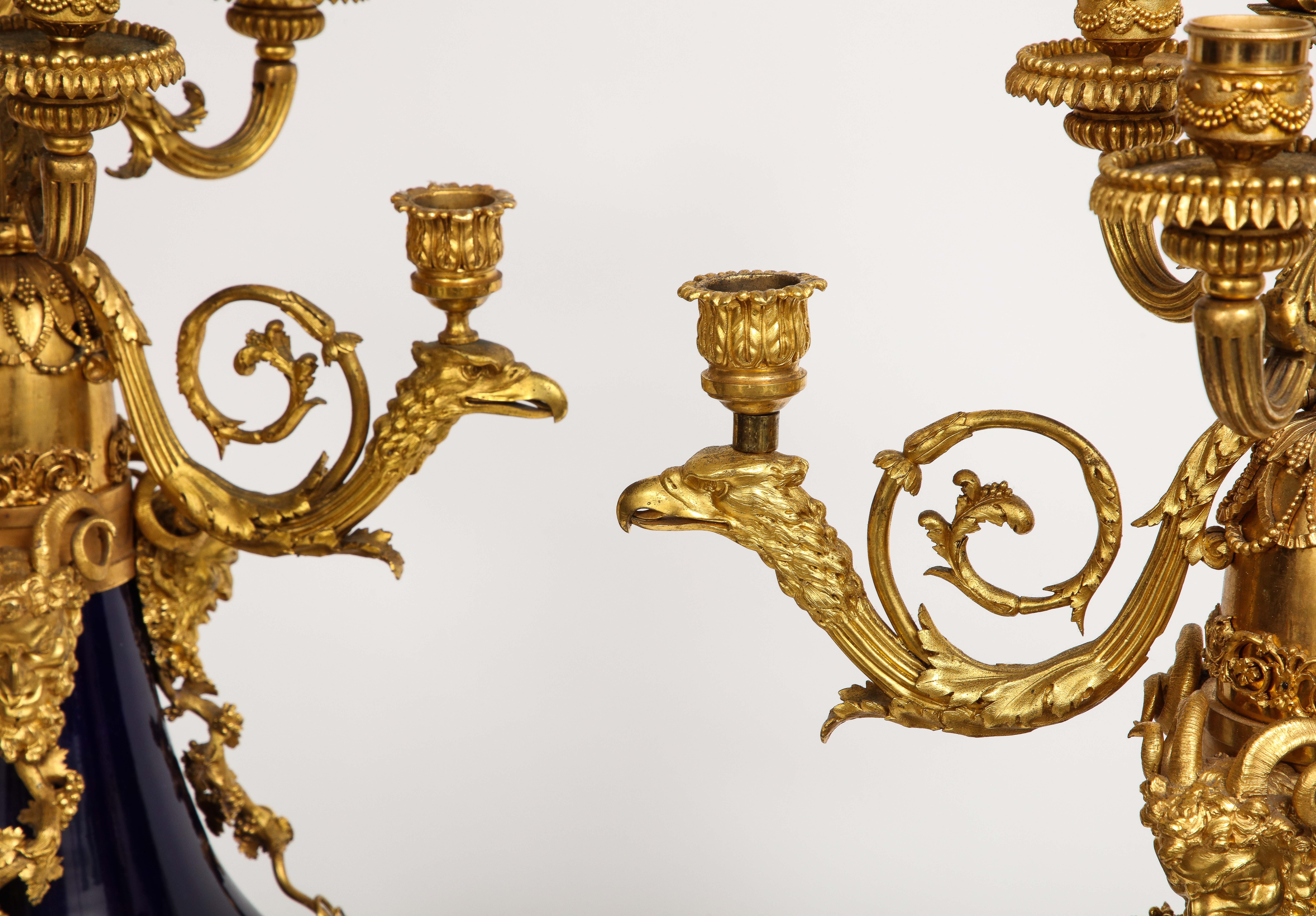 Porcelaine Paire de candélabres français en porcelaine bleue montés en bronze doré, att. Henry Dasson en vente