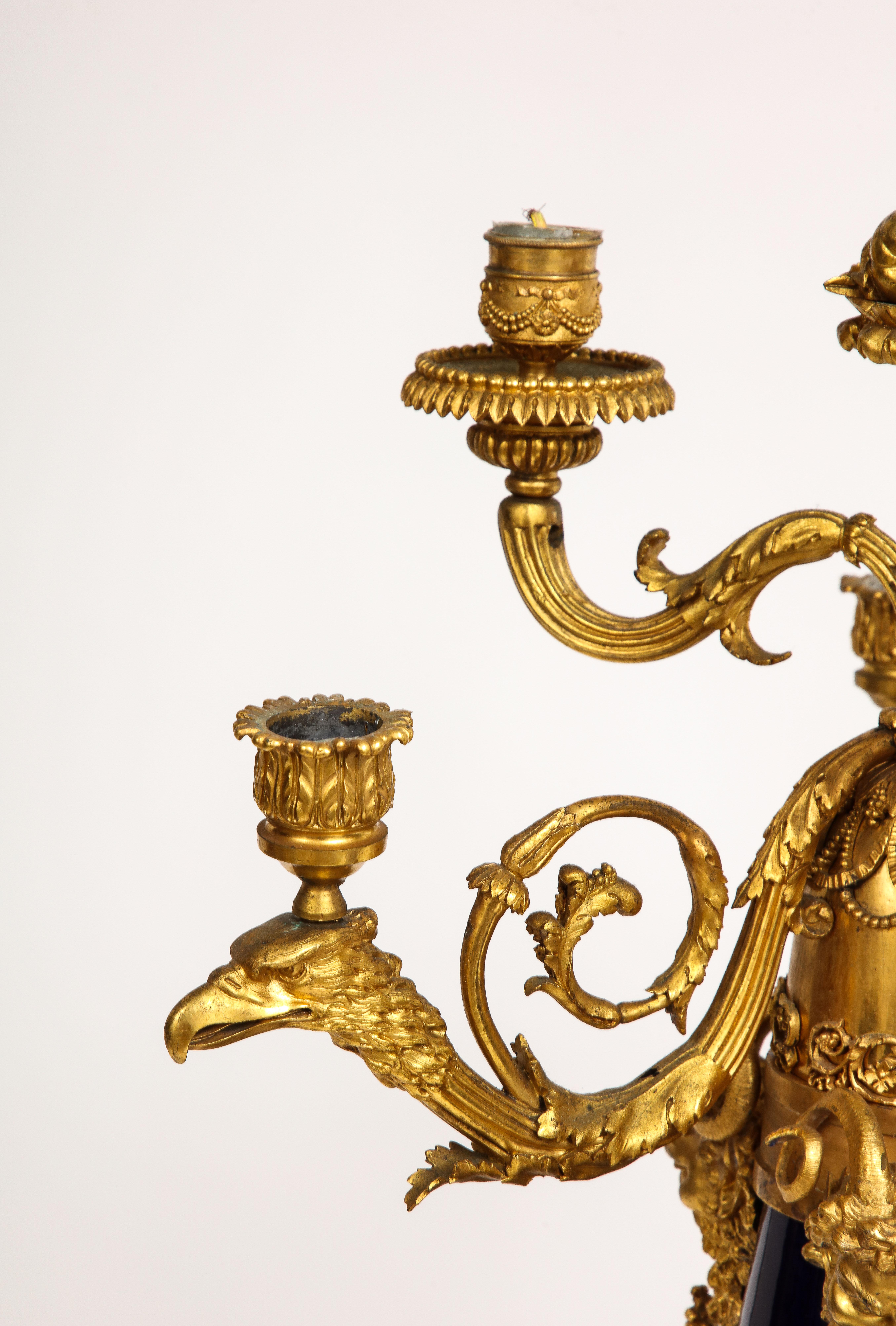 Paire de candélabres français en porcelaine bleue montés en bronze doré, att. Henry Dasson en vente 1