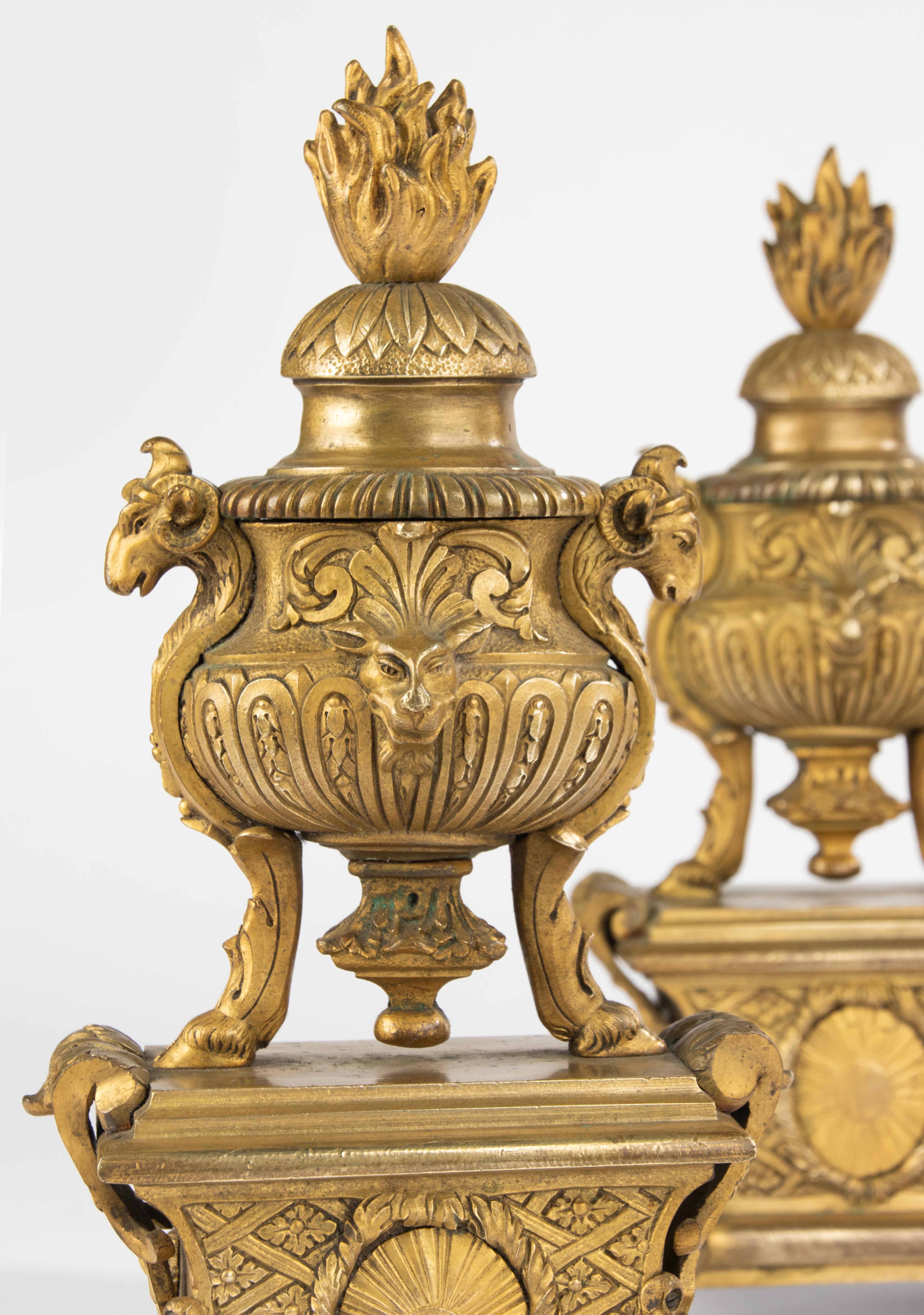 Pareja de Soportes de Chimenea / Andirones de Bronce Dorado - Estilo Renacentista en venta 8