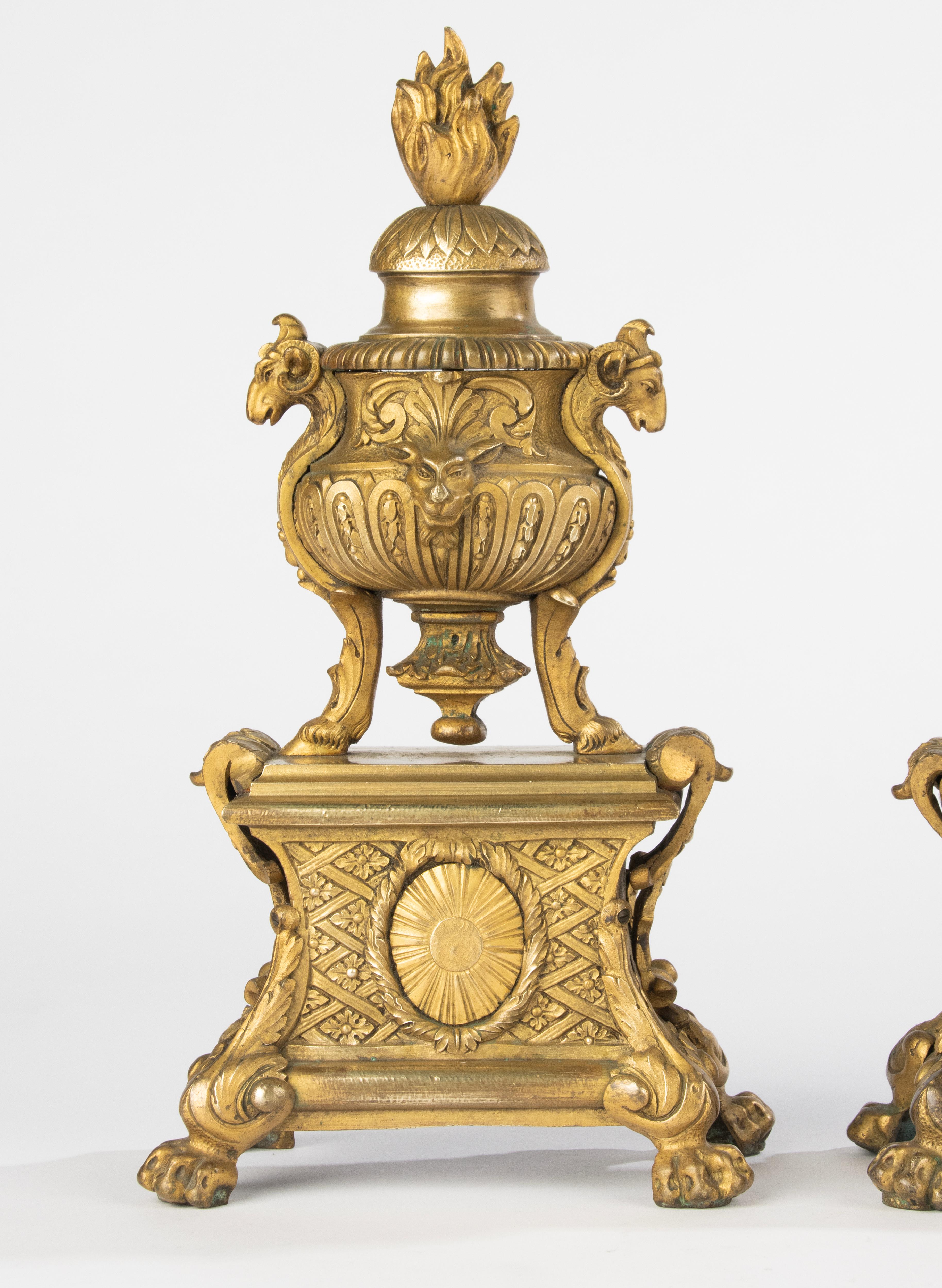 Pareja de antiguos morillos de chimenea de bronce dorado de estilo renacentista. Parejas con llamas en la parte superior, flanqueadas por cabezas de carnero, que descansan sobre garras de león. Fabricado en Francia, 1870-1880. 

Dimensiones: 16 x 10