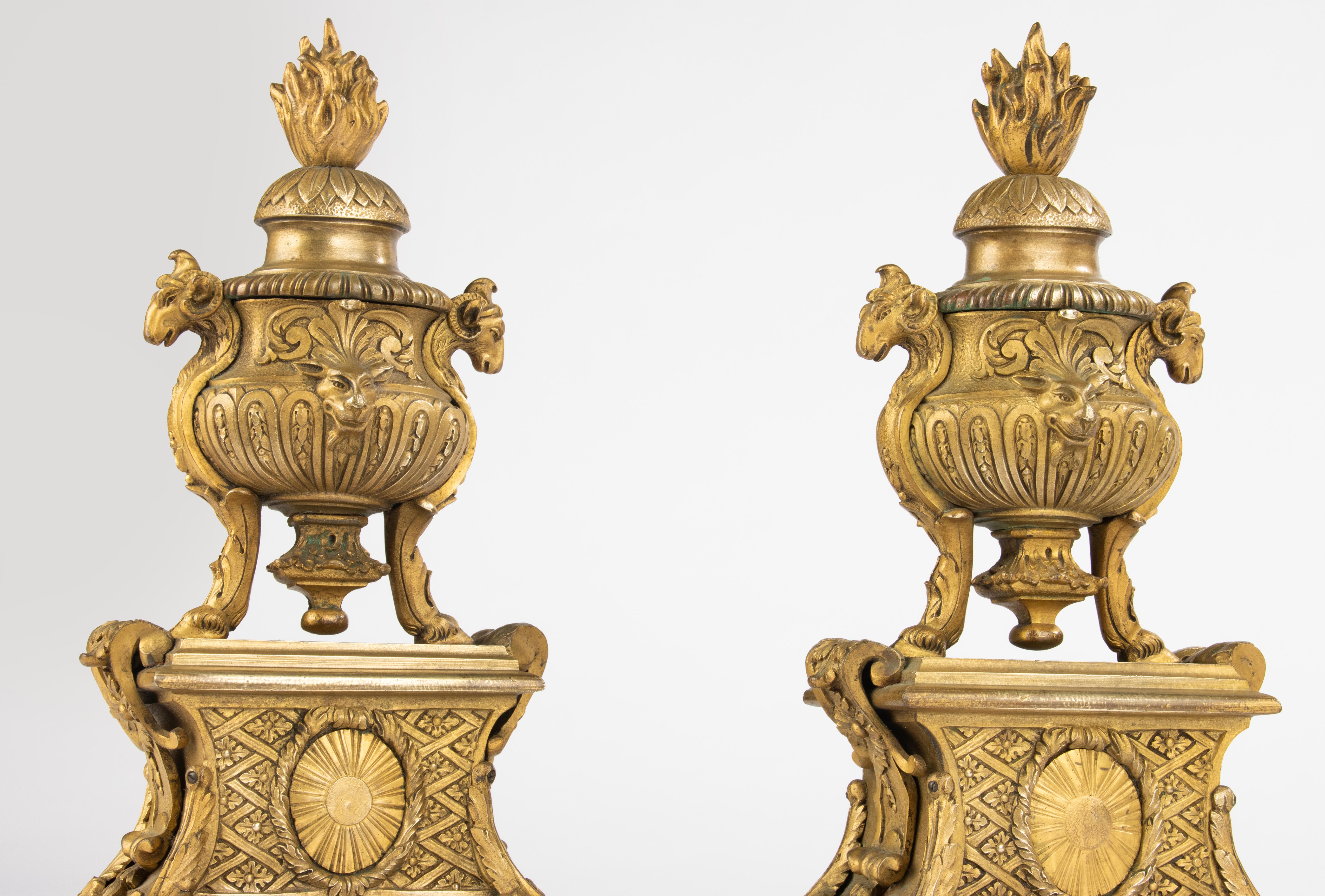 Pareja de Soportes de Chimenea / Andirones de Bronce Dorado - Estilo Renacentista en venta 2