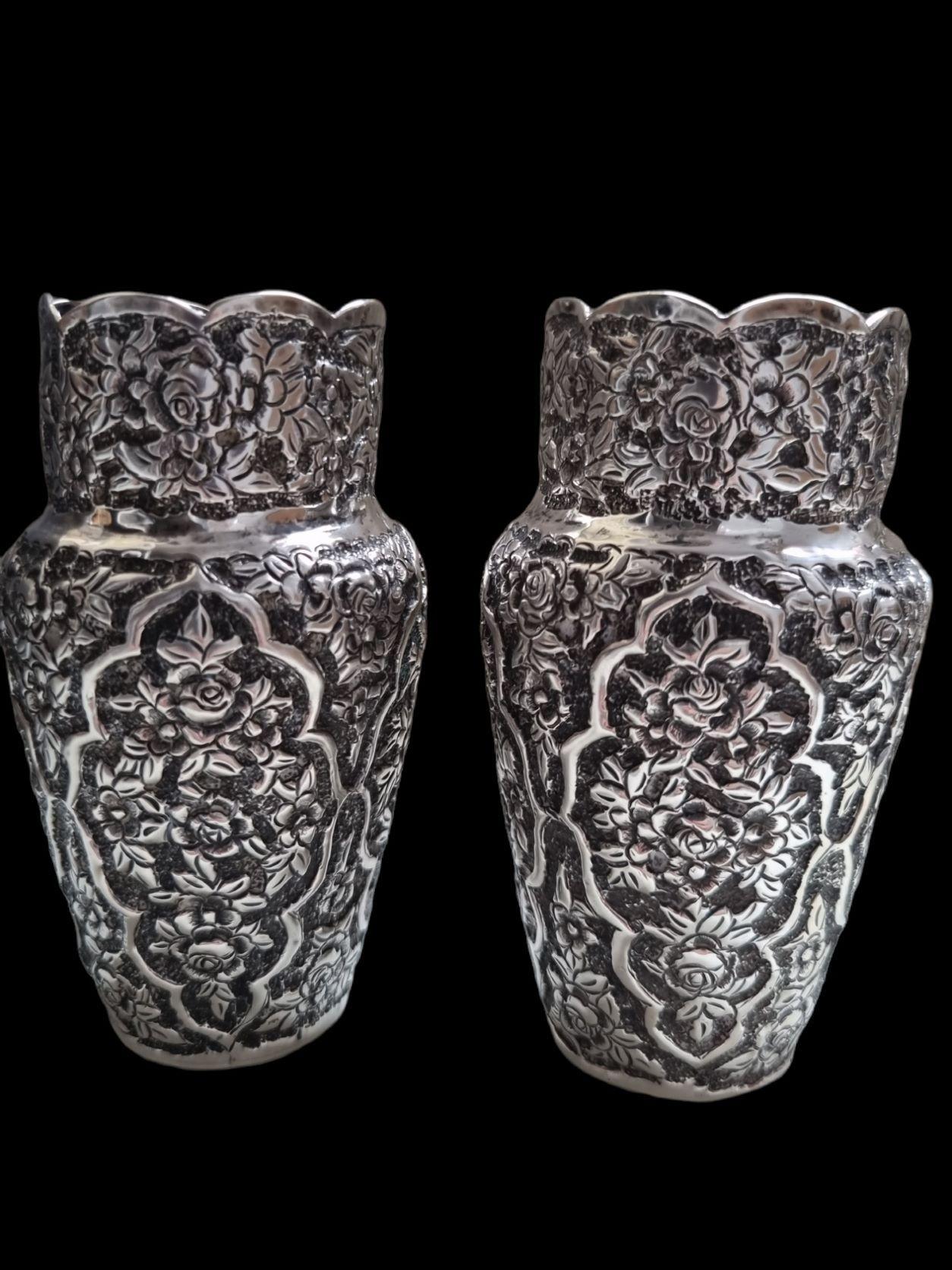 Ein Paar  Handgefertigt  Qhalamzani Silber Persisch  Becher,  ende des 19. Jahrhunderts, Isfahan.
Ein Paar Silberbecher mit spitzer Form, reichlich handgefertigtes Repoussé, verziert mit geschnitzten stilisierten Blumen- und Blattornamenten  durch