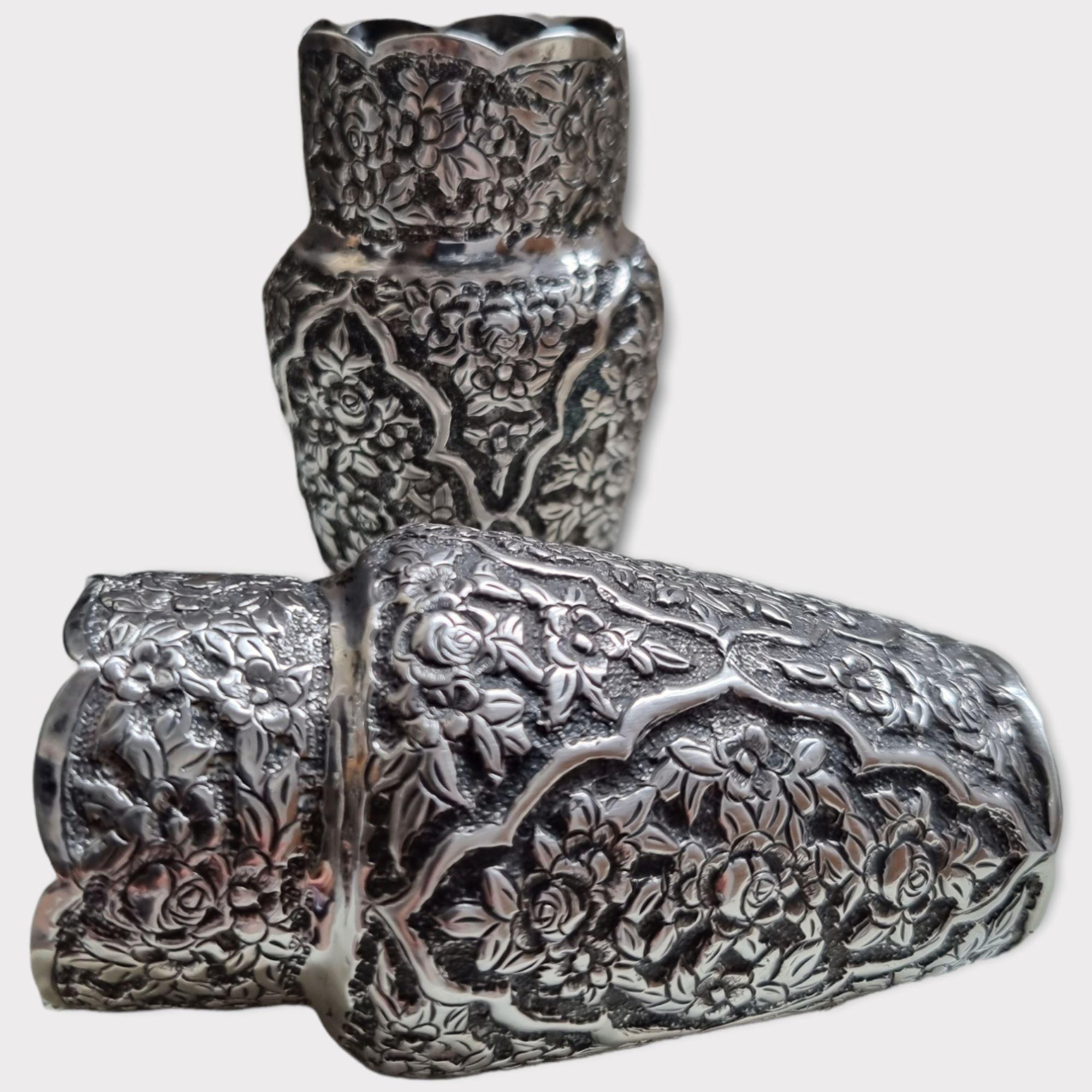 Pair Handmade Persian Silver Qhalamzani Beakers, Late 19th Century, Isfahan In Good Condition For Sale In OVIEDO, AS