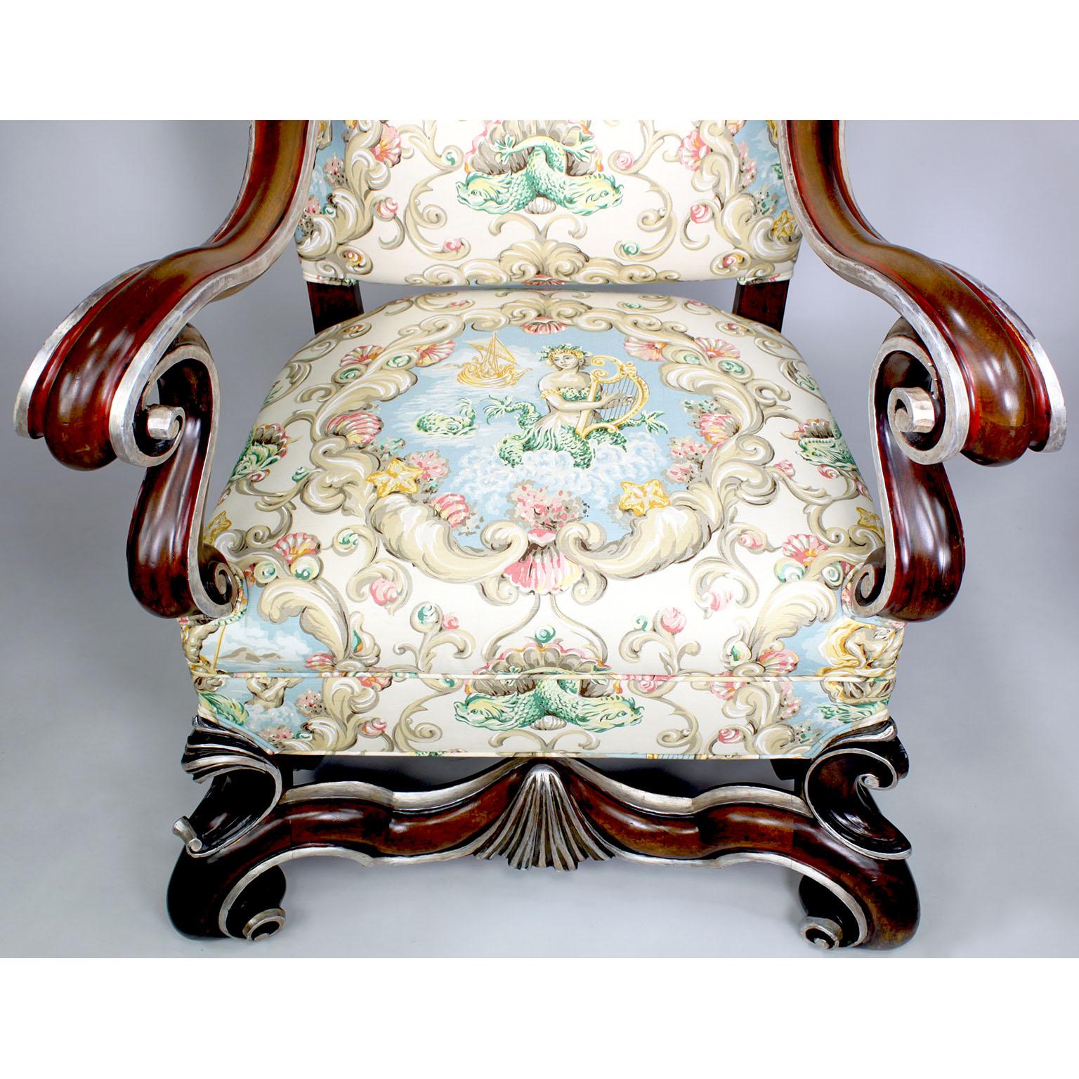 Grande paire de fauteuils trônes ailés de style baroque en noyer et feuilles de soie de soie en vente 2