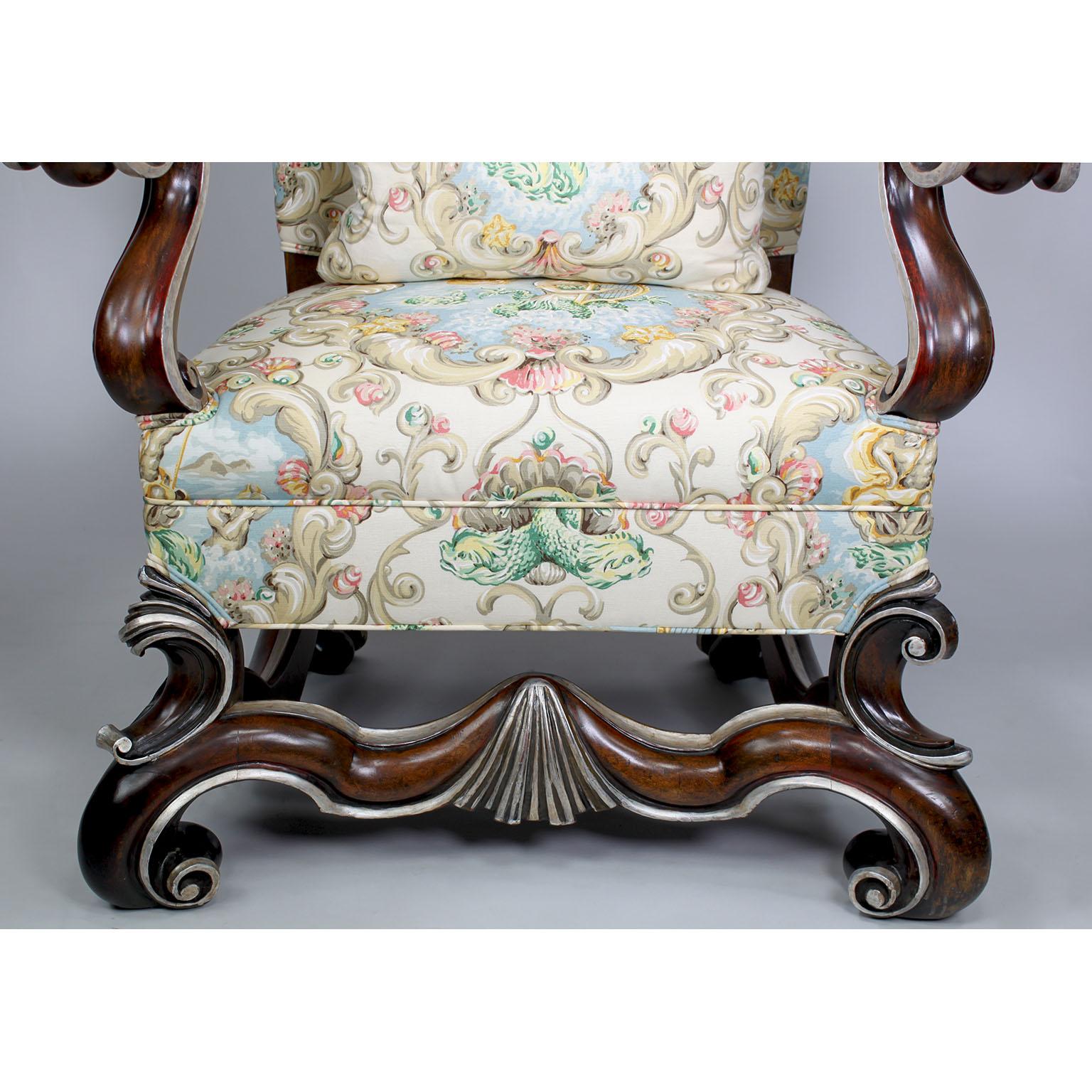 Grande paire de fauteuils trônes ailés de style baroque en noyer et feuilles de soie de soie en vente 3