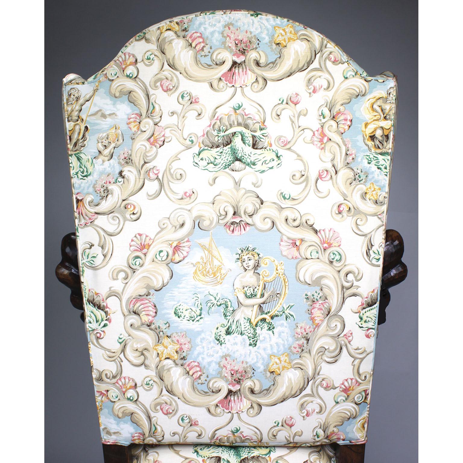 Grande paire de fauteuils trônes ailés de style baroque en noyer et feuilles de soie de soie en vente 4