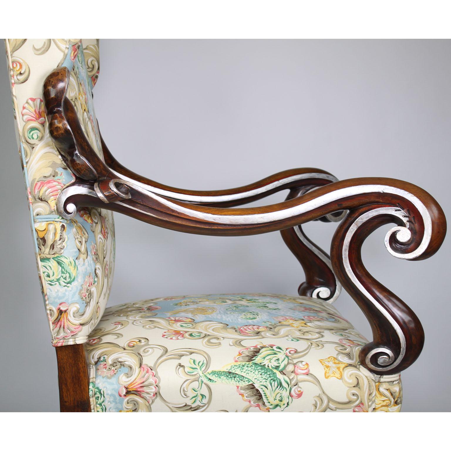 Grande paire de fauteuils trônes ailés de style baroque en noyer et feuilles de soie de soie en vente 5
