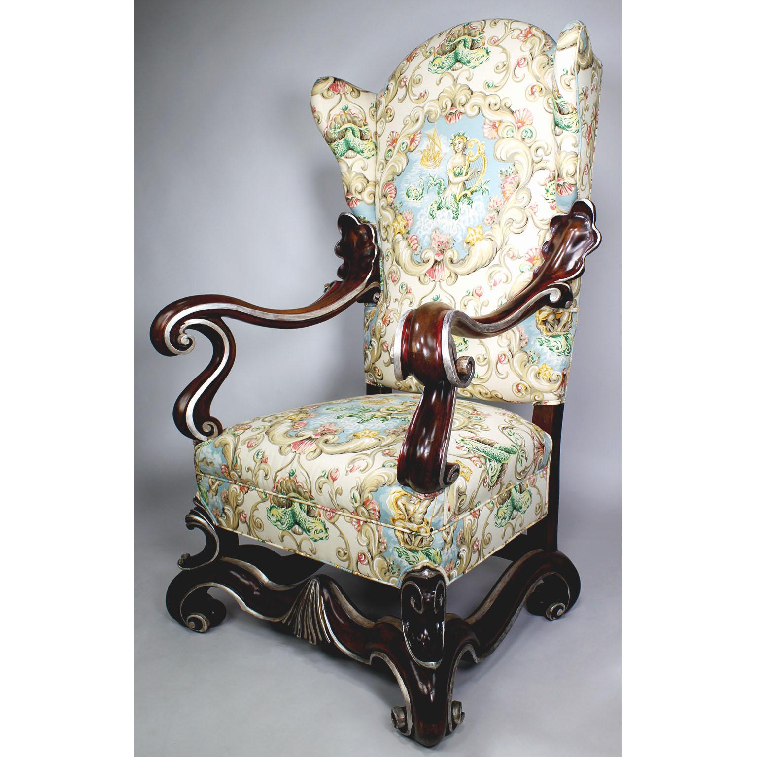 Néo-baroque Grande paire de fauteuils trônes ailés de style baroque en noyer et feuilles de soie de soie en vente