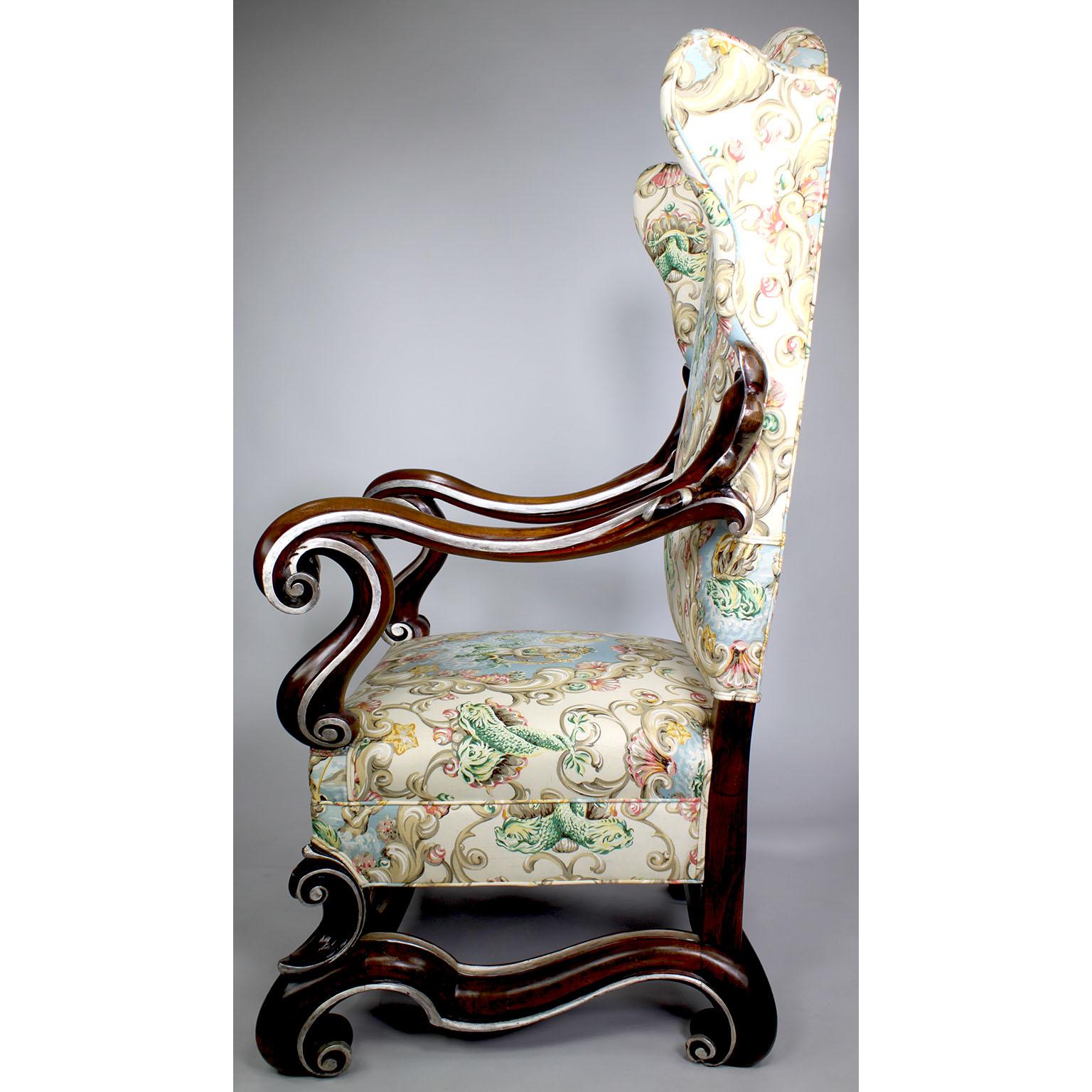 Inconnu Grande paire de fauteuils trônes ailés de style baroque en noyer et feuilles de soie de soie en vente