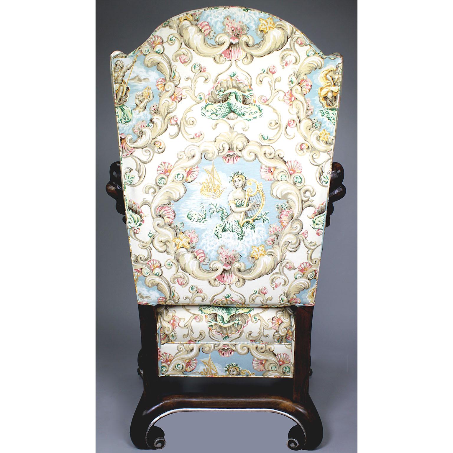 Sculpté à la main Grande paire de fauteuils trônes ailés de style baroque en noyer et feuilles de soie de soie en vente