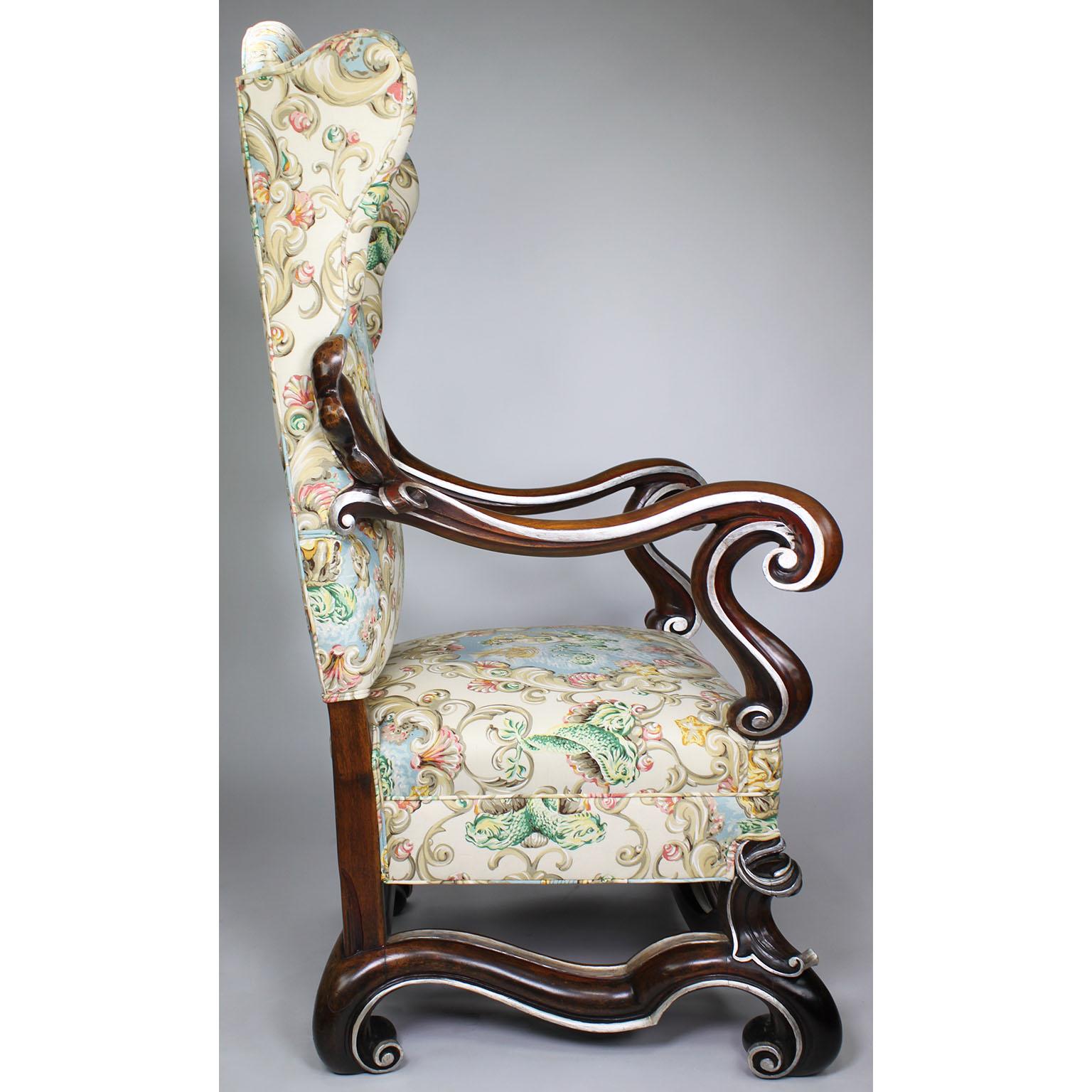 Grande paire de fauteuils trônes ailés de style baroque en noyer et feuilles de soie de soie Bon état - En vente à Los Angeles, CA