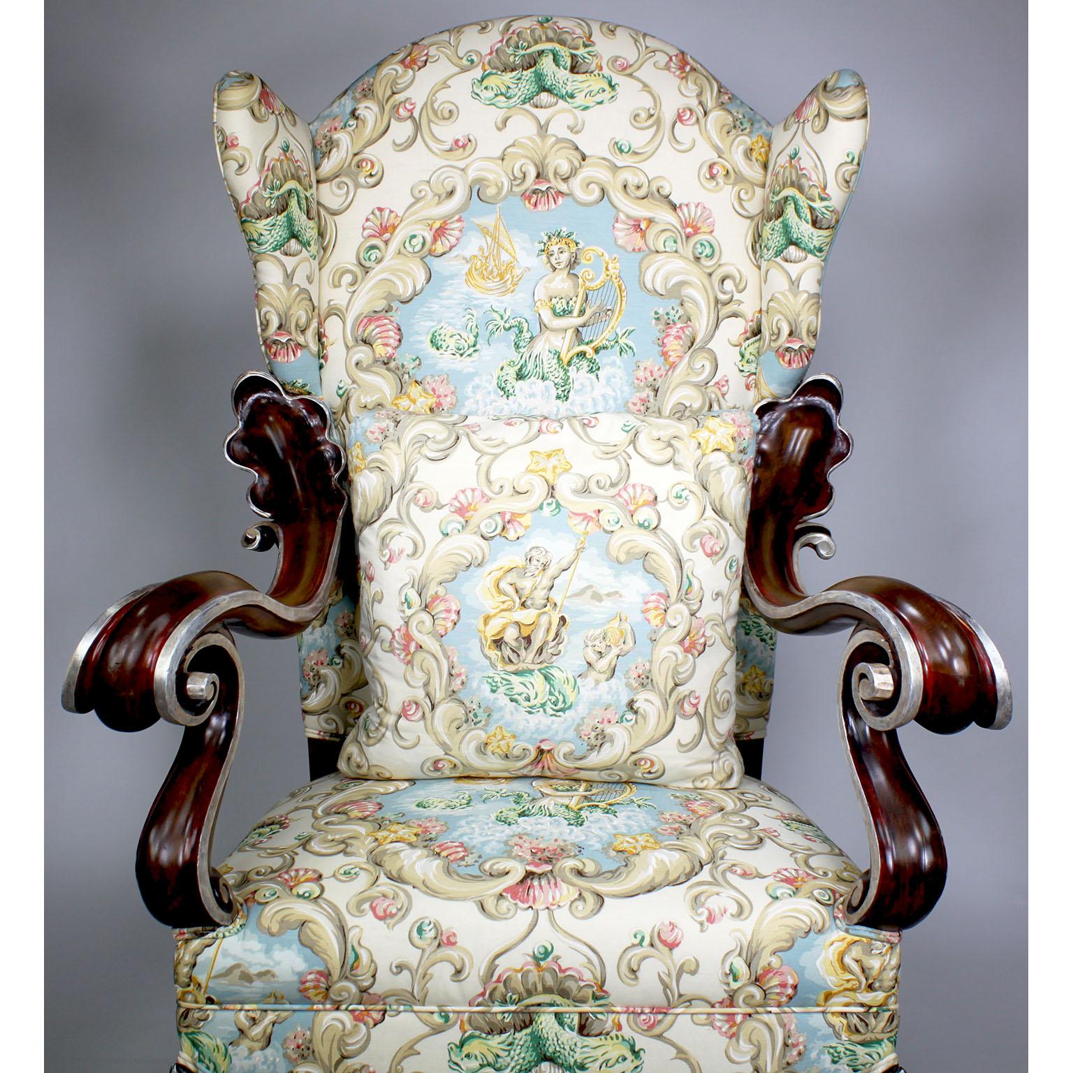 20ième siècle Grande paire de fauteuils trônes ailés de style baroque en noyer et feuilles de soie de soie en vente