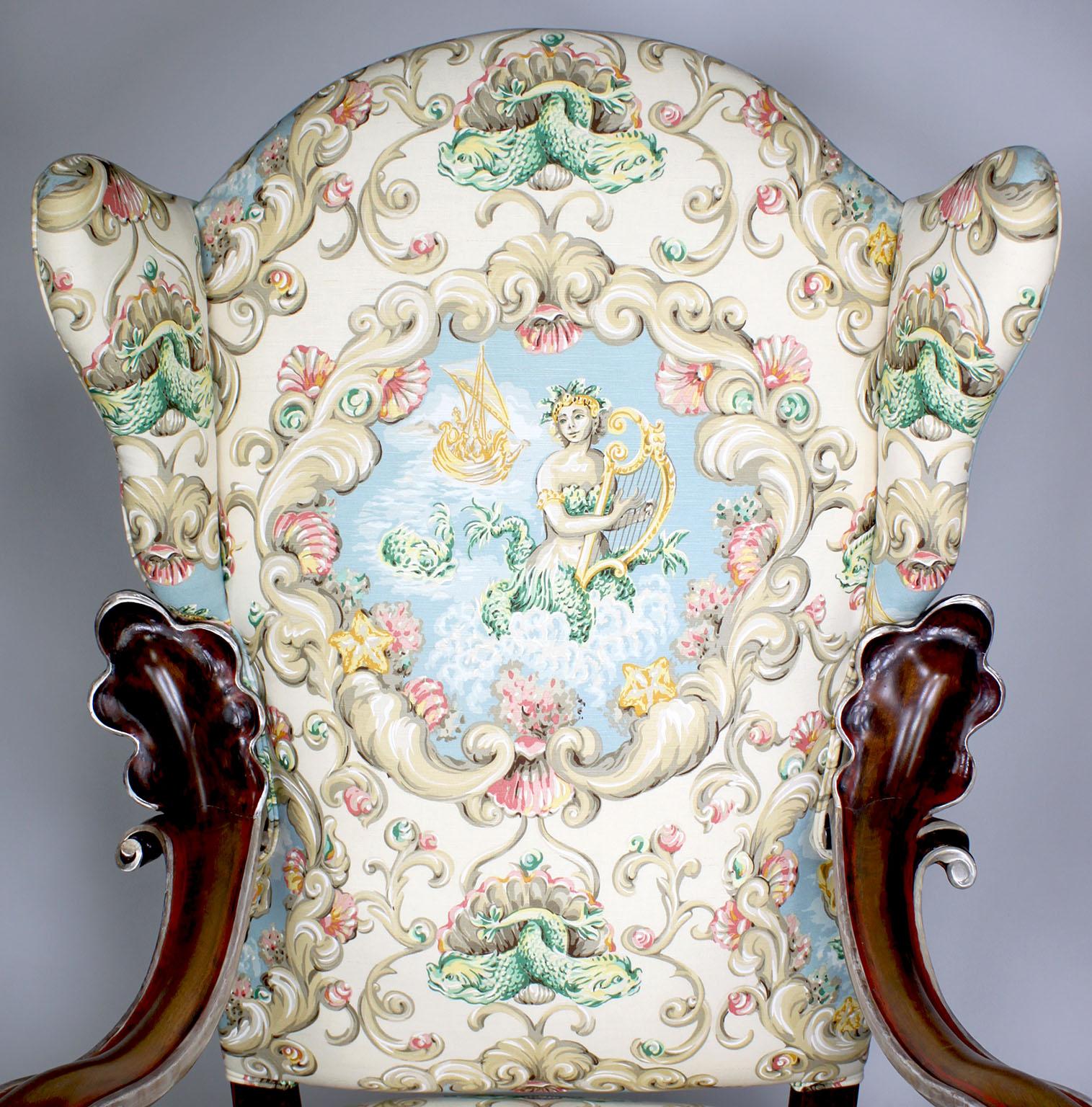Grande paire de fauteuils trônes ailés de style baroque en noyer et feuilles de soie de soie en vente 1