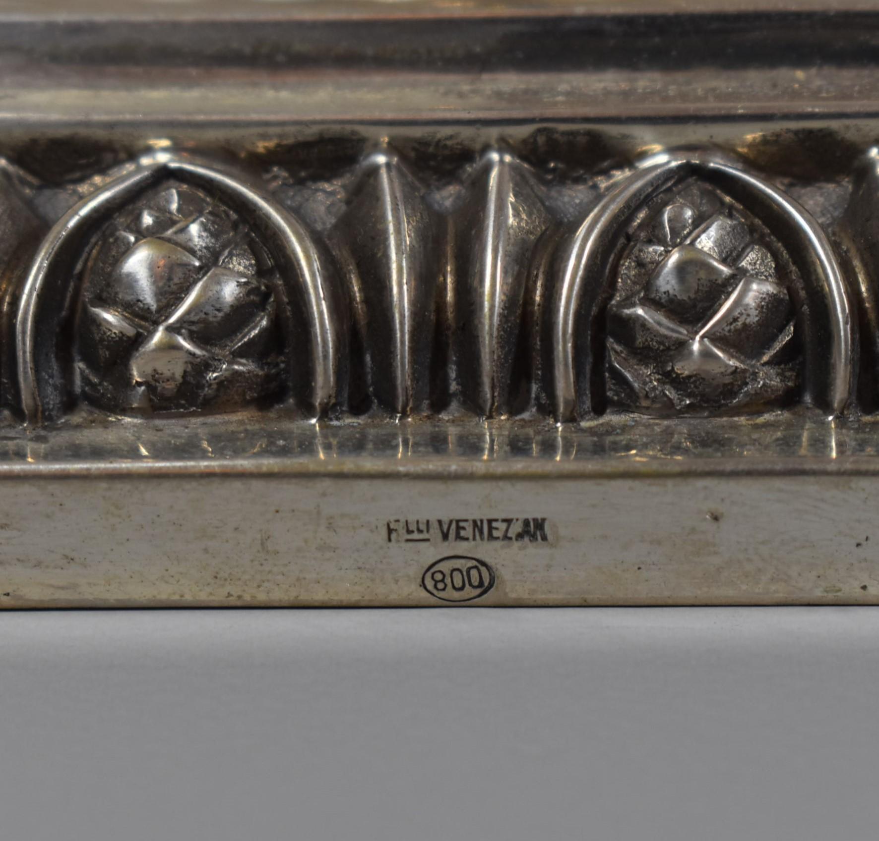 Coppia di candelabri italiani a due luci in argento di Fratelli Venezian, circa 1950 in vendita 4