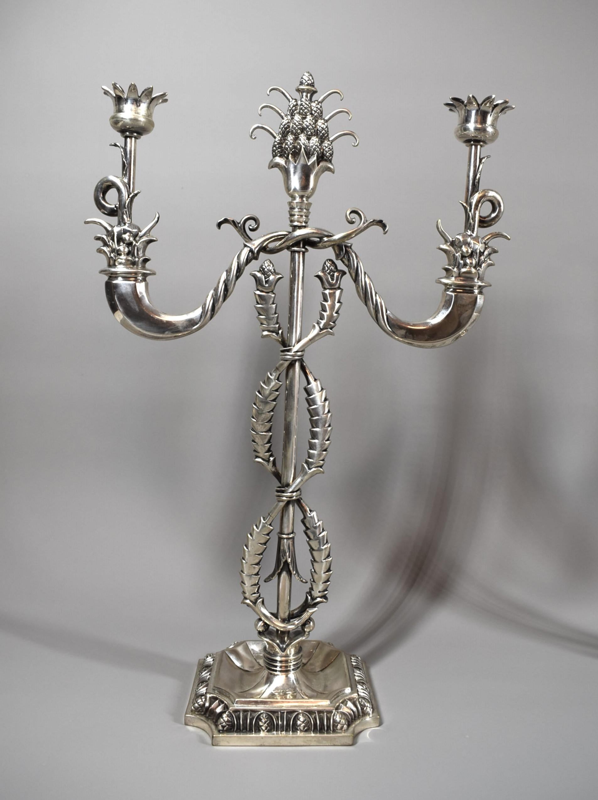Un'insolita e grande coppia di candelabri a due luci in argento della metà del XX secolo, realizzati da Fratelli Venezian, circa 1950.
Il design, che richiama la raffinata estetica francese degli anni '40 e '50 esemplificata da designer come Gilbert