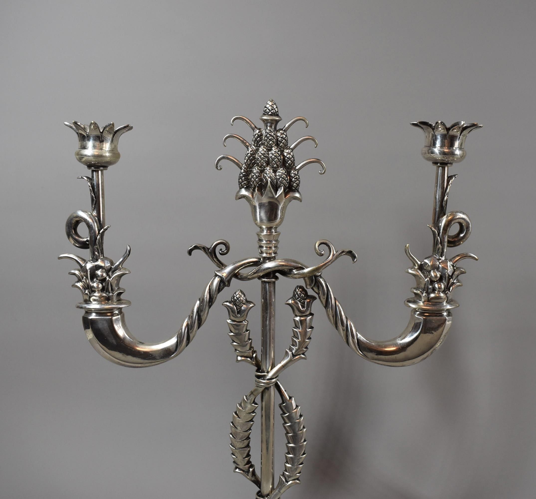 Italiano Coppia di candelabri italiani a due luci in argento di Fratelli Venezian, circa 1950 in vendita