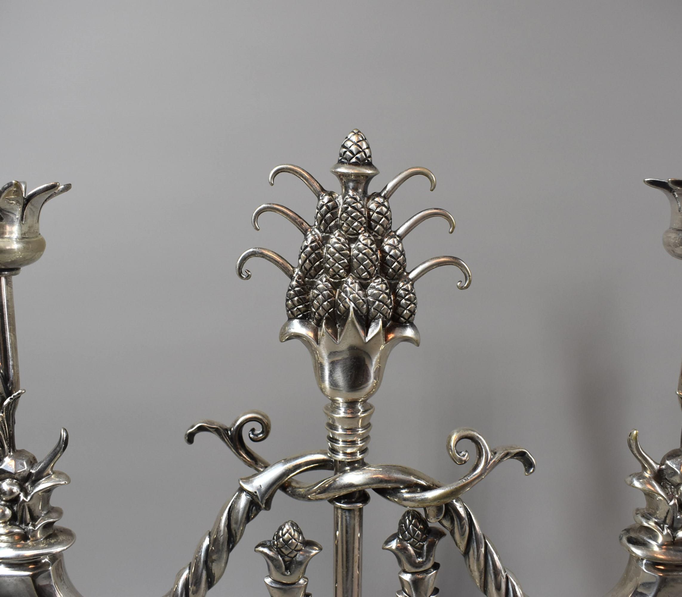 Sbalzo Coppia di candelabri italiani a due luci in argento di Fratelli Venezian, circa 1950 in vendita
