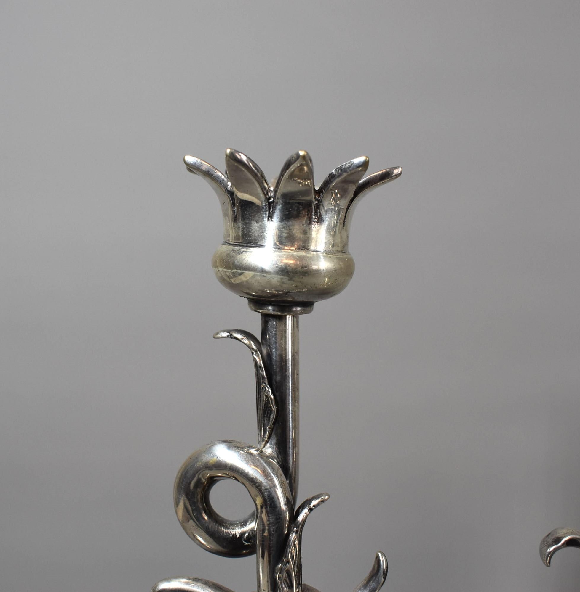 Coppia di candelabri italiani a due luci in argento di Fratelli Venezian, circa 1950 In condizioni buone in vendita a Sleepy Hollow, NY