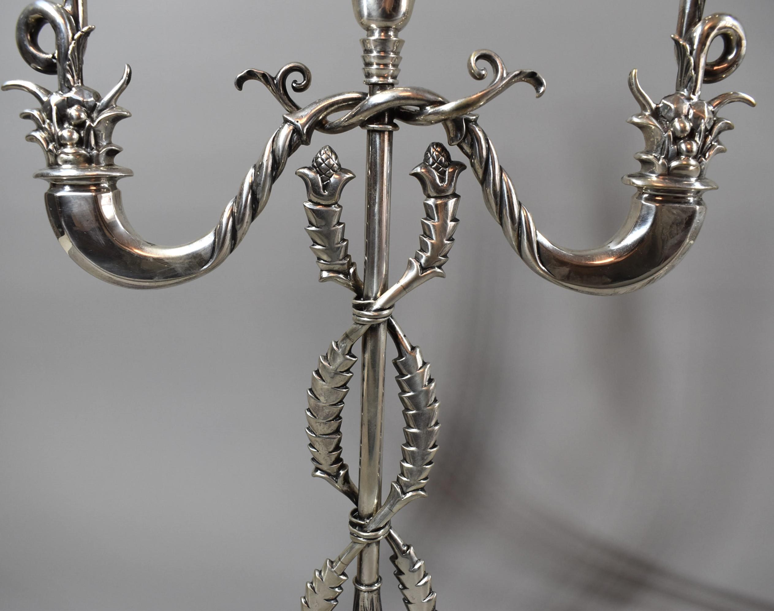 Metà XX secolo Coppia di candelabri italiani a due luci in argento di Fratelli Venezian, circa 1950 in vendita