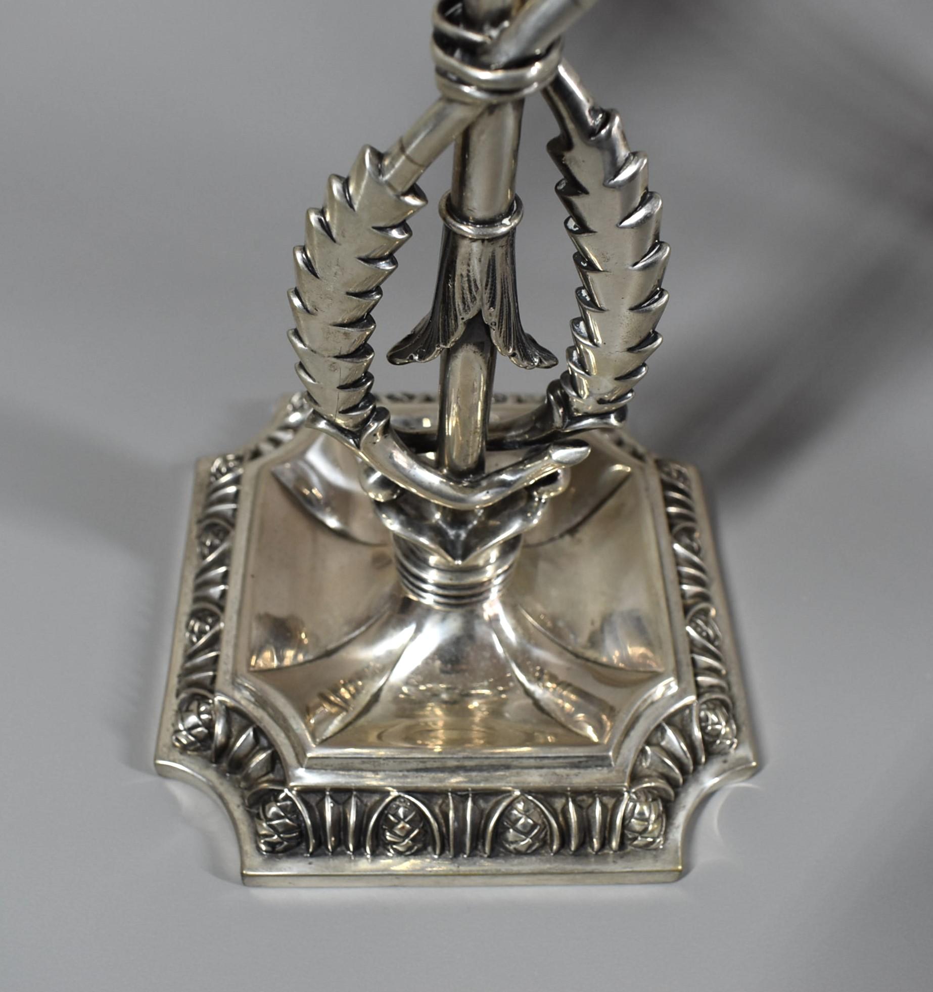 Argento Coppia di candelabri italiani a due luci in argento di Fratelli Venezian, circa 1950 in vendita