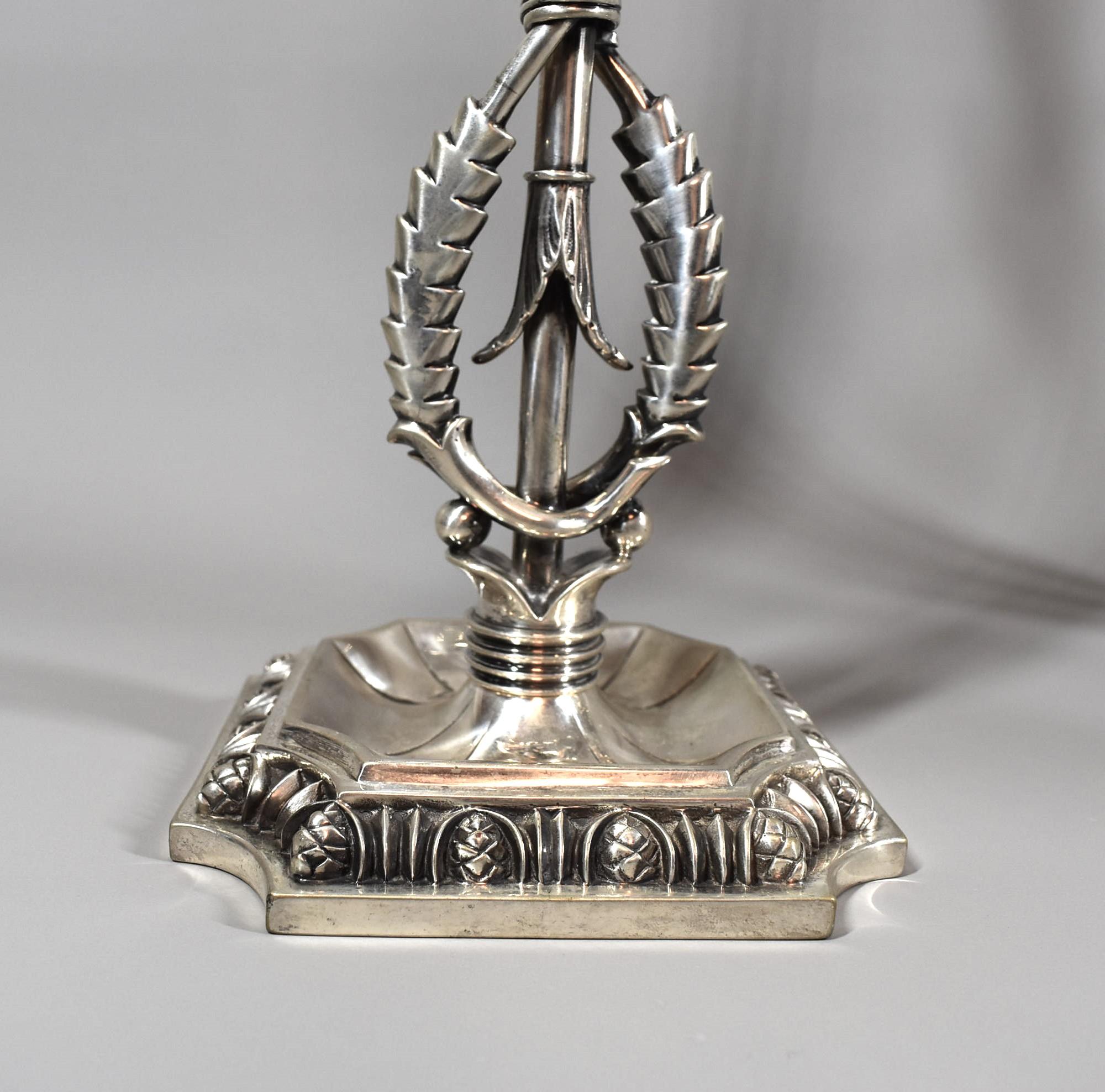 Coppia di candelabri italiani a due luci in argento di Fratelli Venezian, circa 1950 in vendita 1