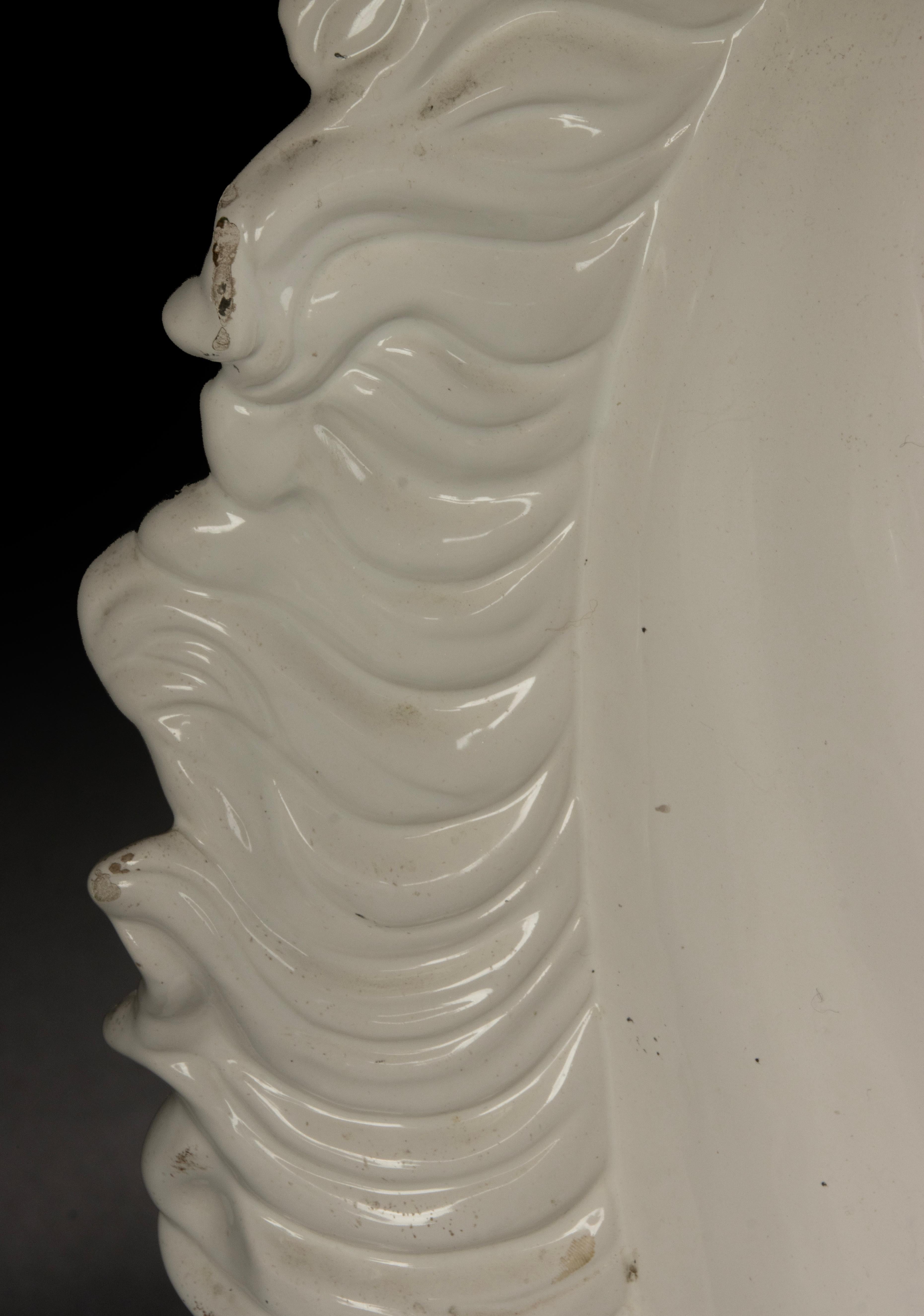 Una coppia di grandi lampade da tavolo italiane Hollywood Regency a testa di cavallo in marmo e ceramica in vendita 5