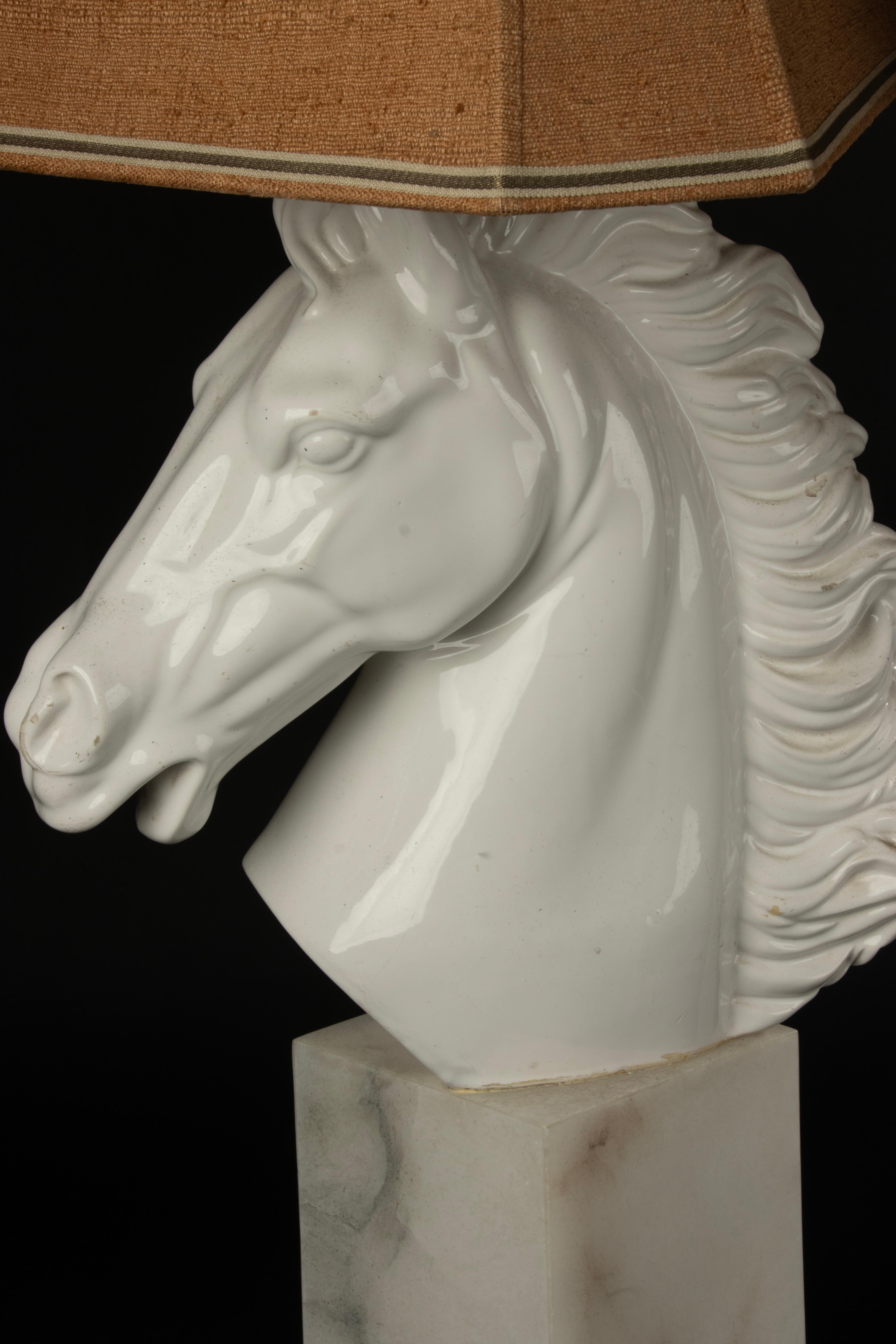 Una coppia di grandi lampade da tavolo italiane Hollywood Regency a testa di cavallo in marmo e ceramica in vendita 6