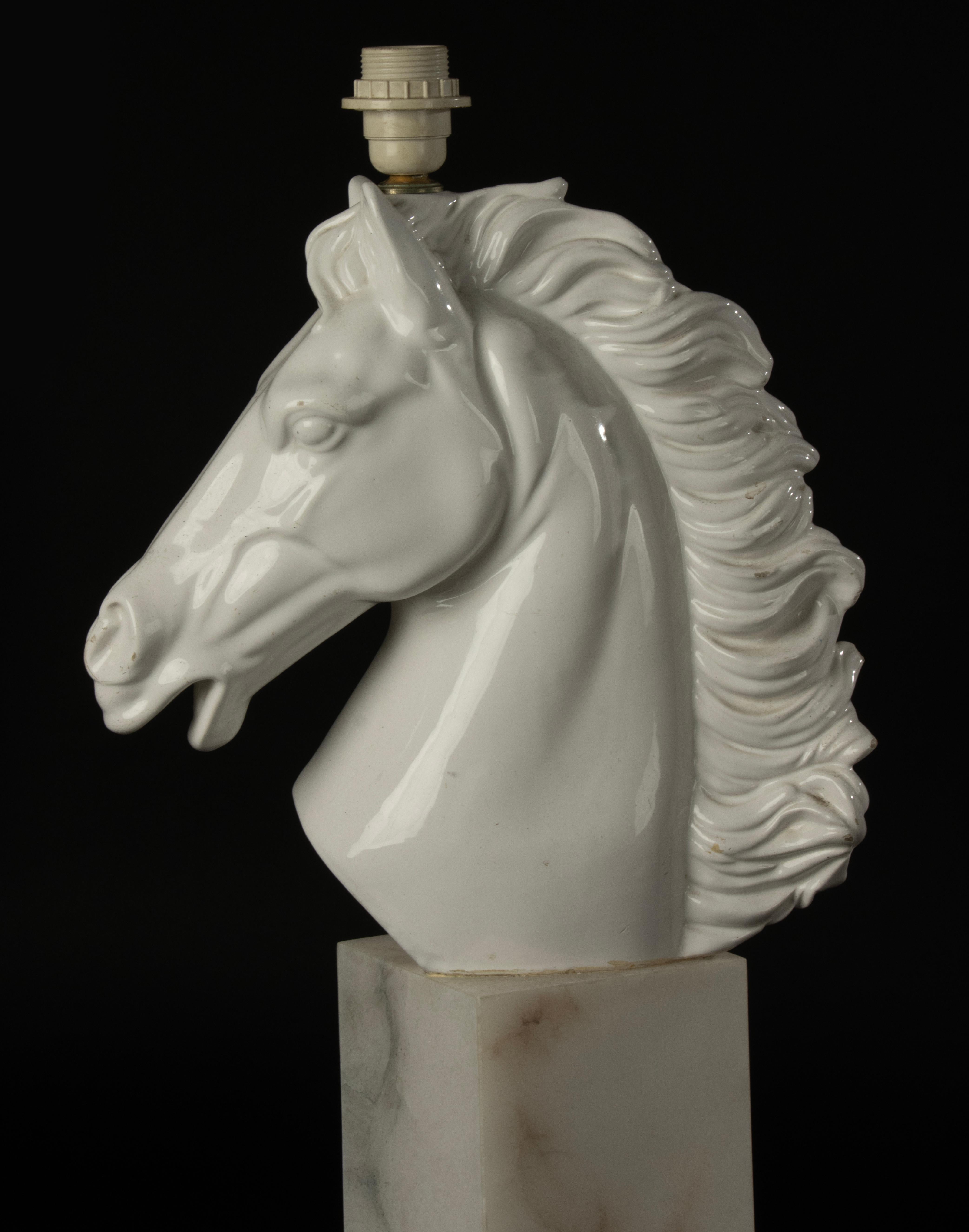 Una coppia di grandi lampade da tavolo italiane Hollywood Regency a testa di cavallo in marmo e ceramica in vendita 8