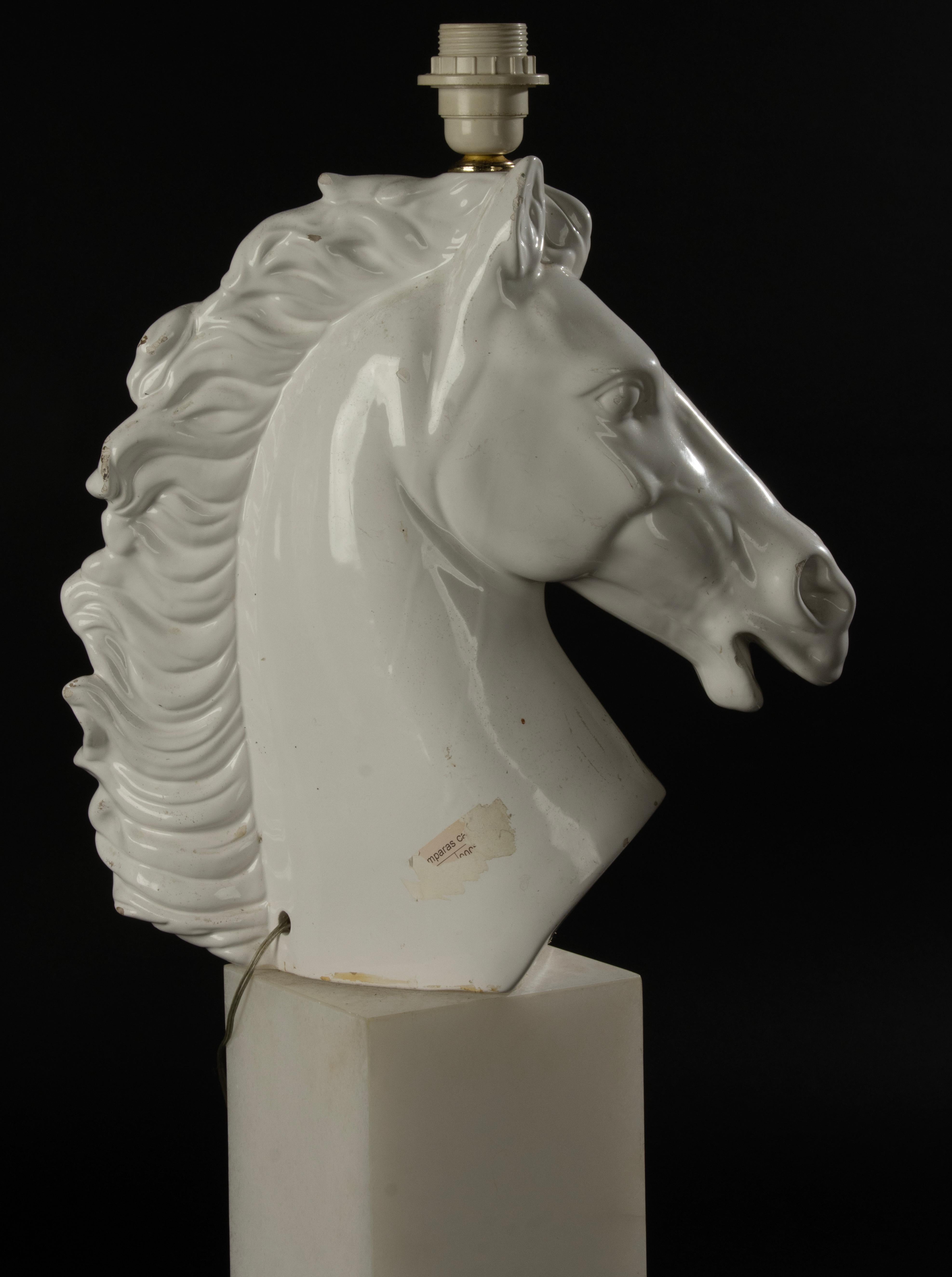 Una coppia di grandi lampade da tavolo italiane Hollywood Regency a testa di cavallo in marmo e ceramica in vendita 9