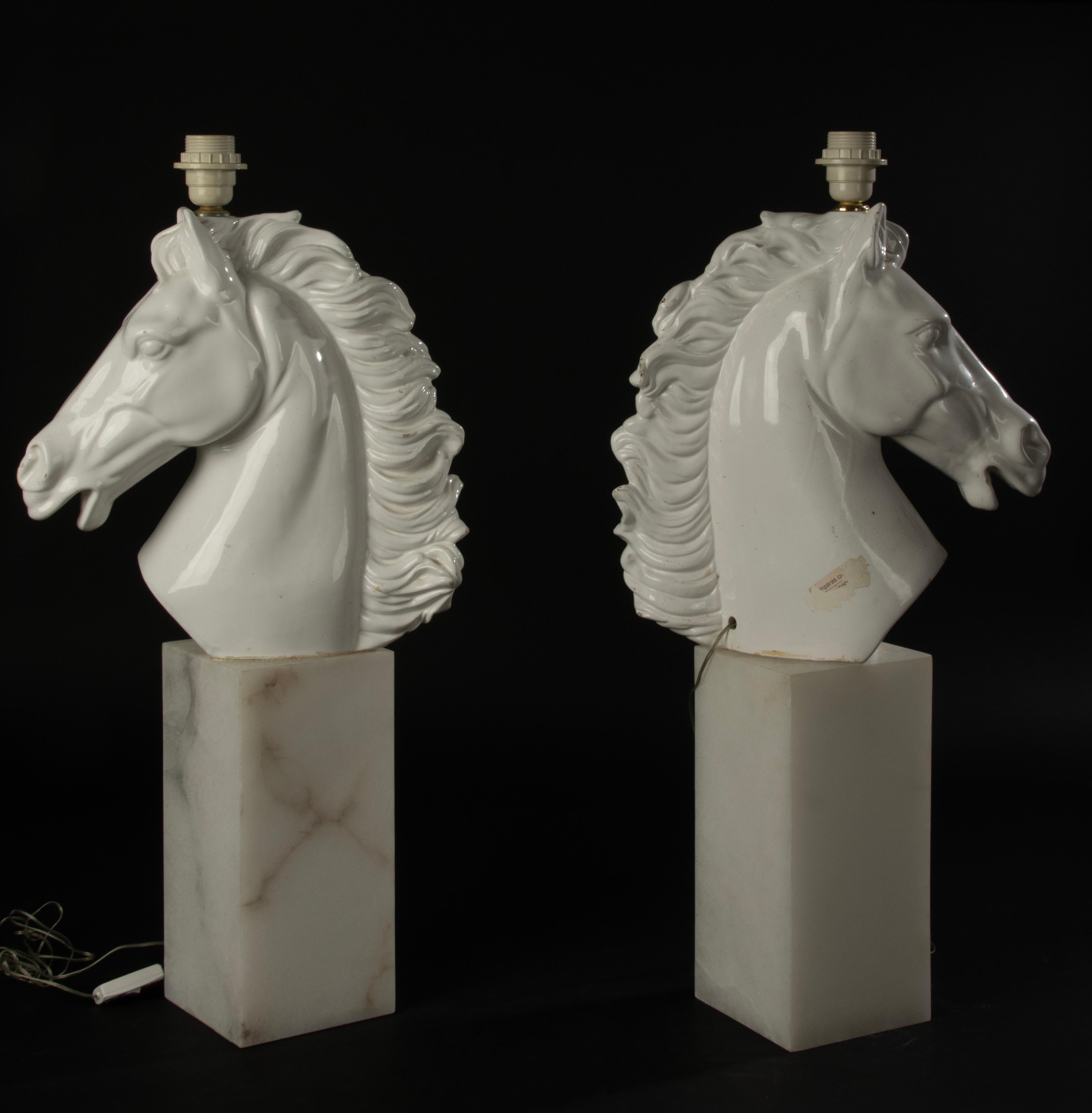 Una coppia di grandi lampade da tavolo italiane Hollywood Regency a testa di cavallo in marmo e ceramica in vendita 10