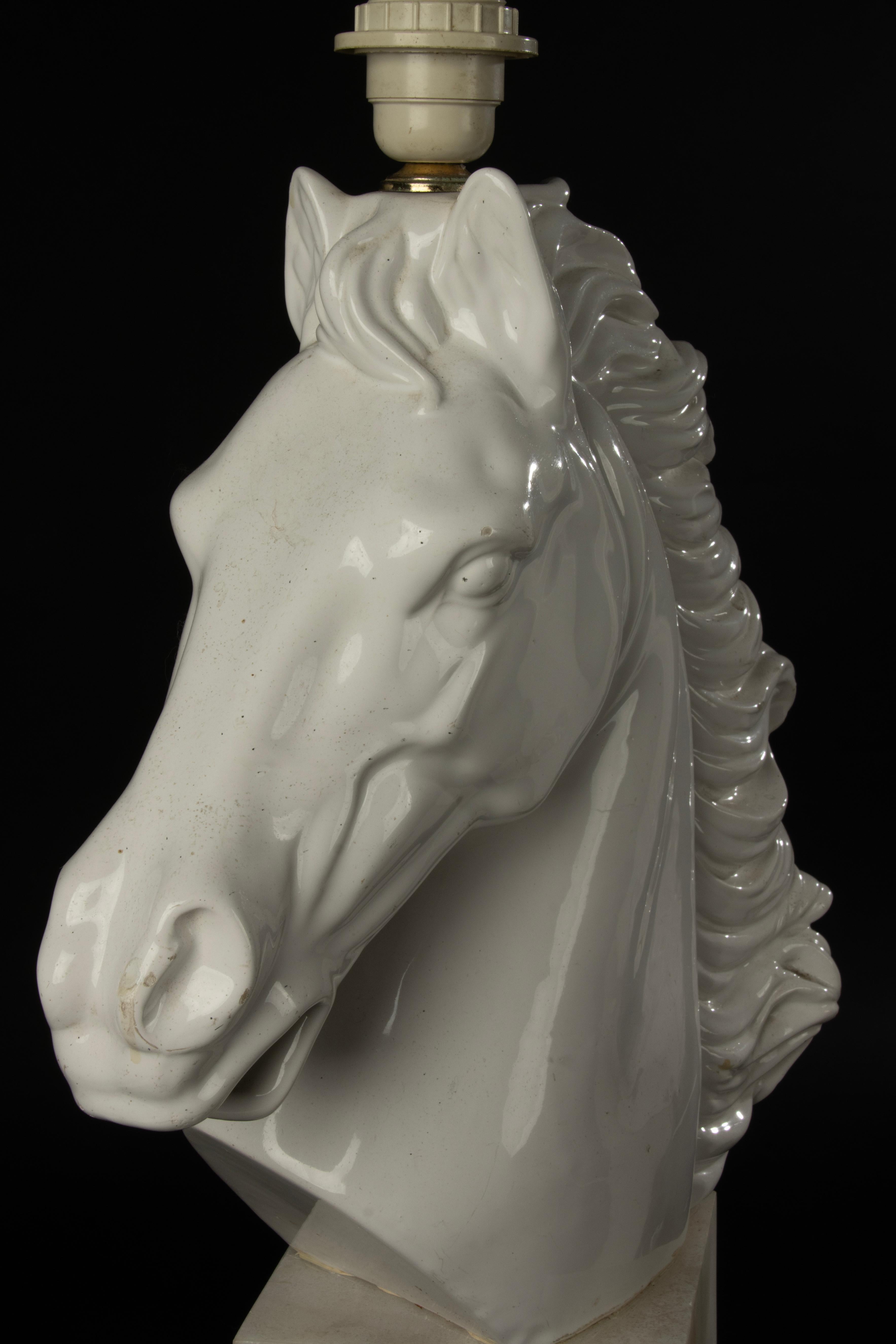 Una coppia di grandi lampade da tavolo italiane Hollywood Regency a testa di cavallo in marmo e ceramica in vendita 11