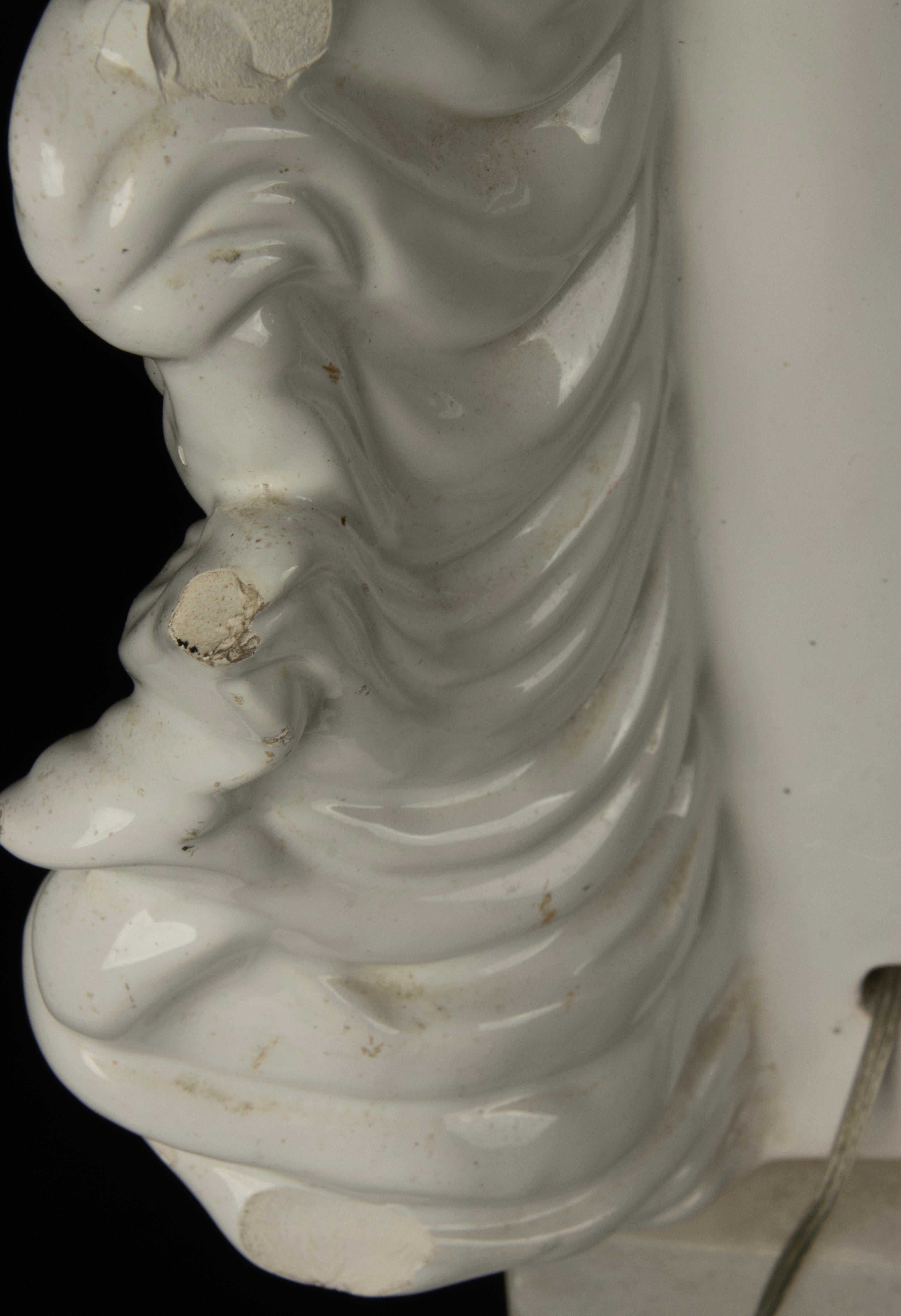 Una coppia di grandi lampade da tavolo italiane Hollywood Regency a testa di cavallo in marmo e ceramica in vendita 12