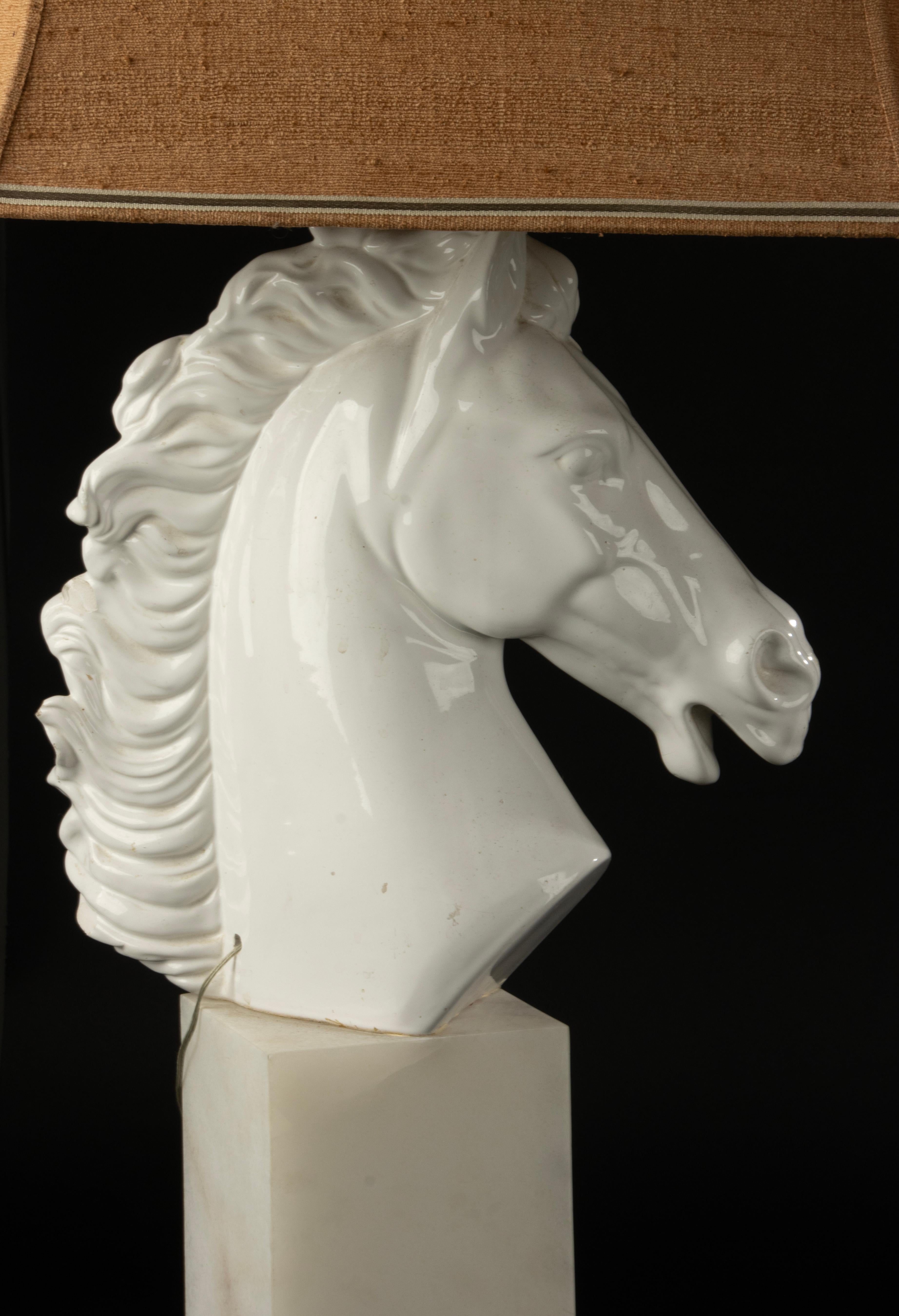 Italiano Una coppia di grandi lampade da tavolo italiane Hollywood Regency a testa di cavallo in marmo e ceramica in vendita