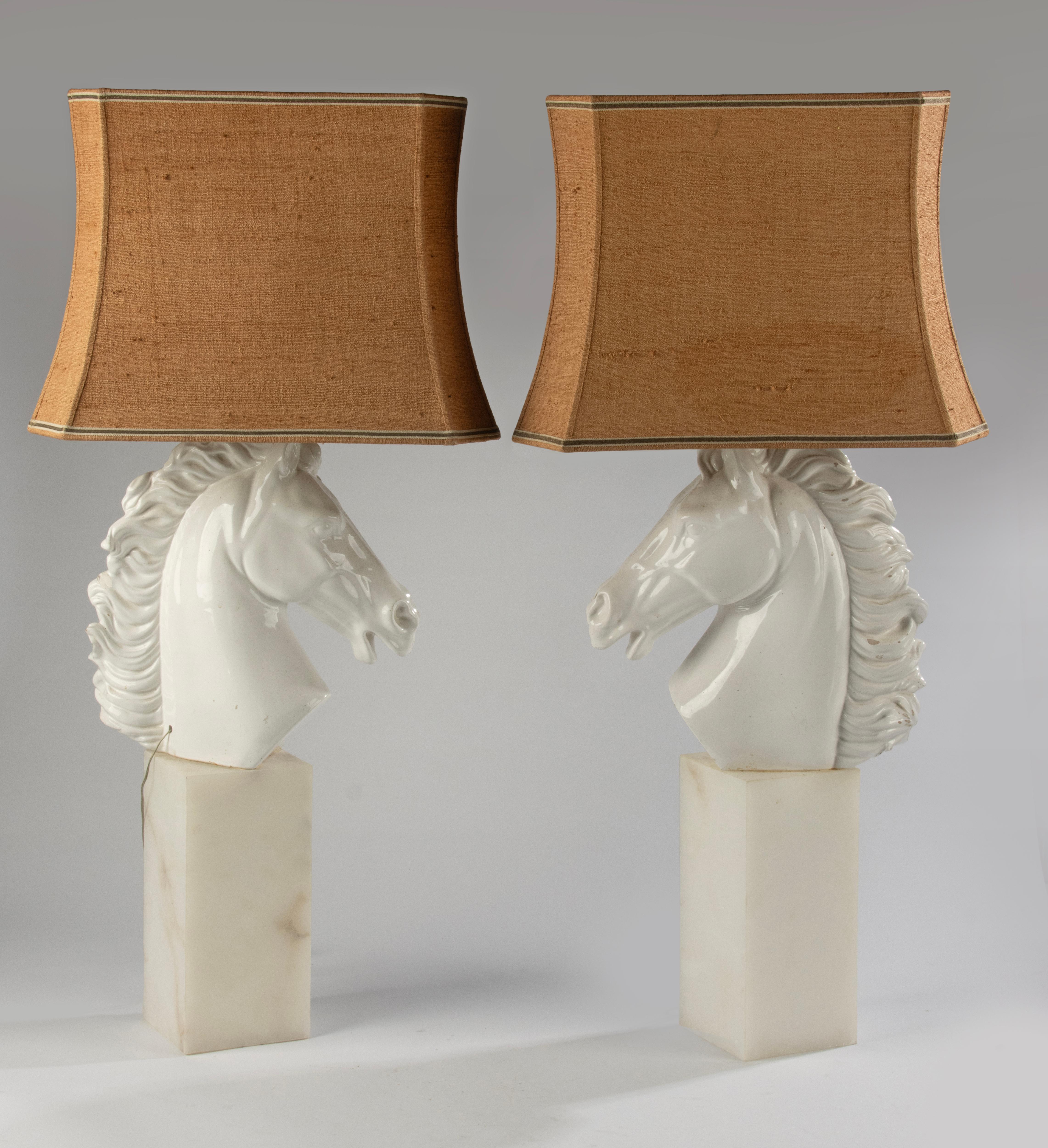 Una coppia di grandi lampade da tavolo italiane Hollywood Regency a testa di cavallo in marmo e ceramica In condizioni buone in vendita a Casteren, Noord-Brabant