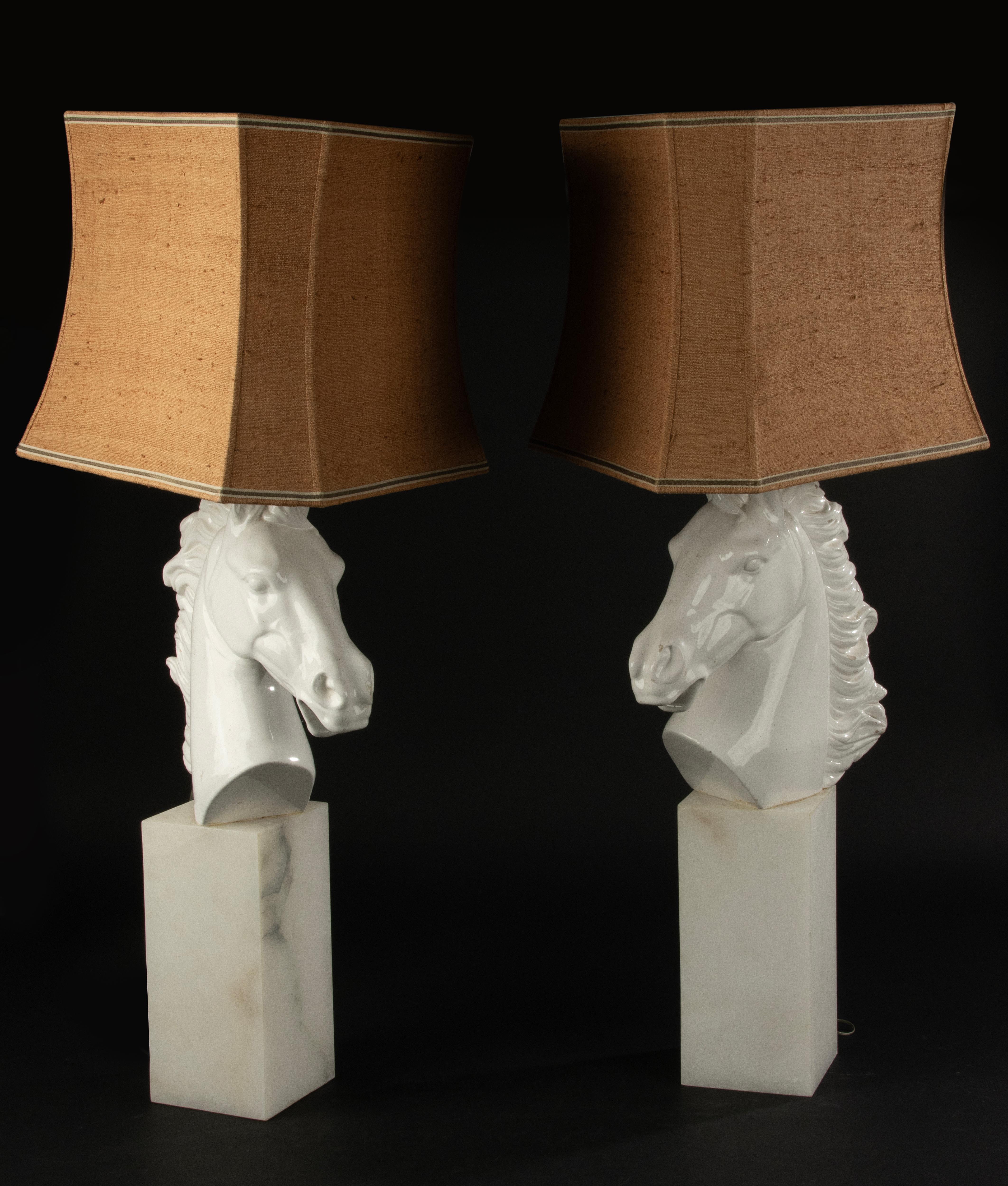 Ceramica Una coppia di grandi lampade da tavolo italiane Hollywood Regency a testa di cavallo in marmo e ceramica in vendita