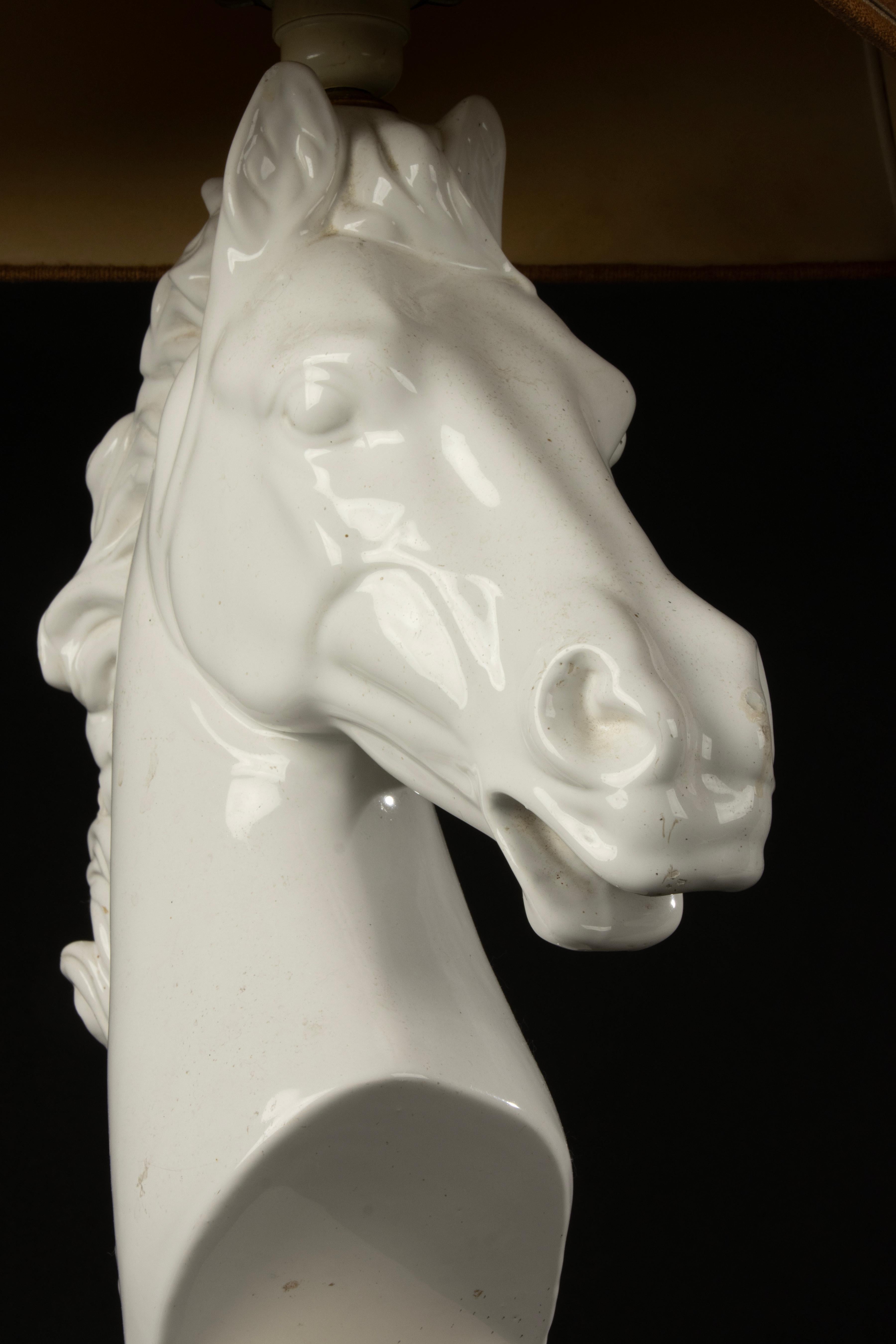 Una coppia di grandi lampade da tavolo italiane Hollywood Regency a testa di cavallo in marmo e ceramica in vendita 2