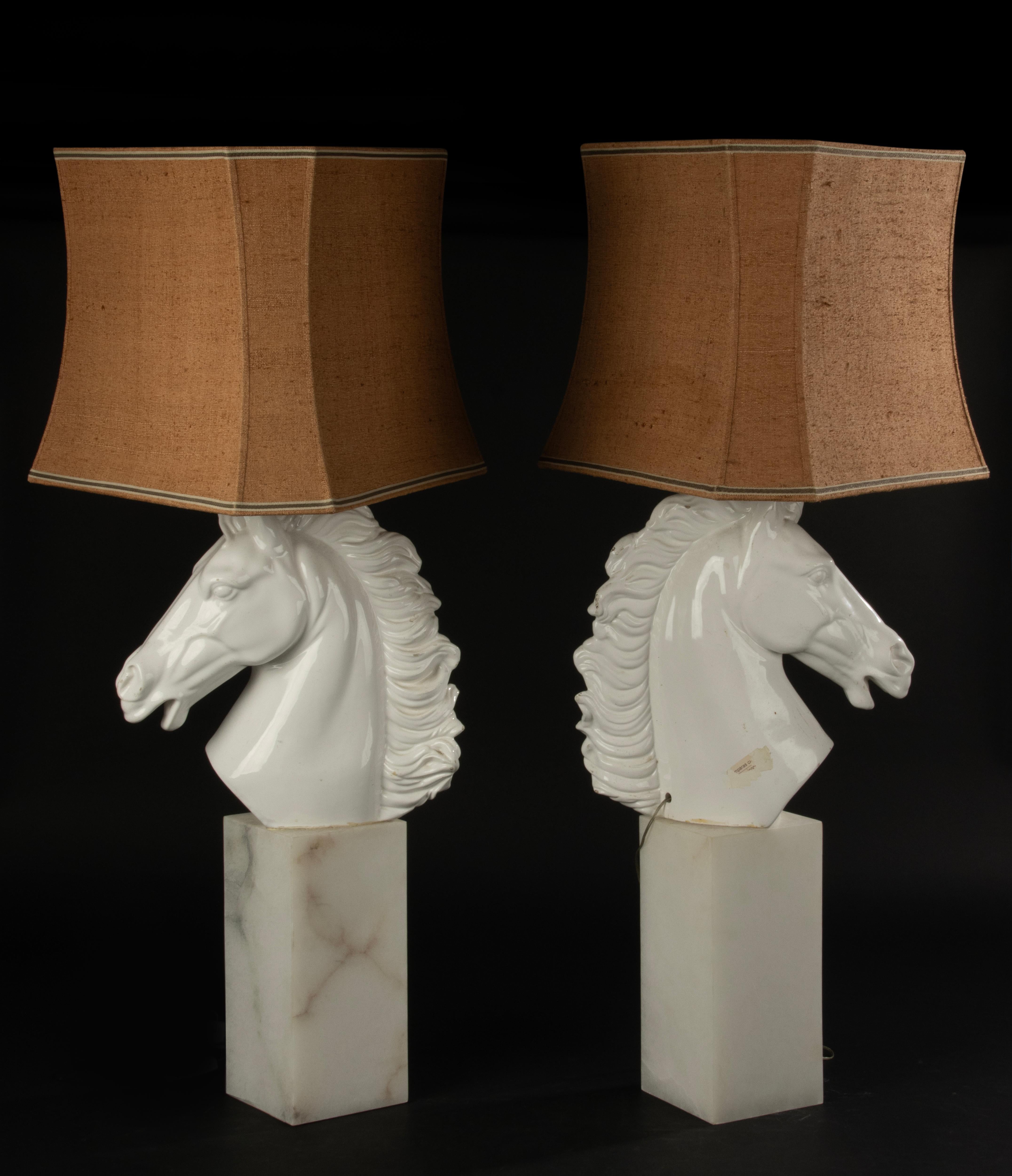 Una coppia di grandi lampade da tavolo italiane Hollywood Regency a testa di cavallo in marmo e ceramica in vendita 3