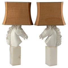 Una coppia di grandi lampade da tavolo italiane Hollywood Regency a testa di cavallo in marmo e ceramica