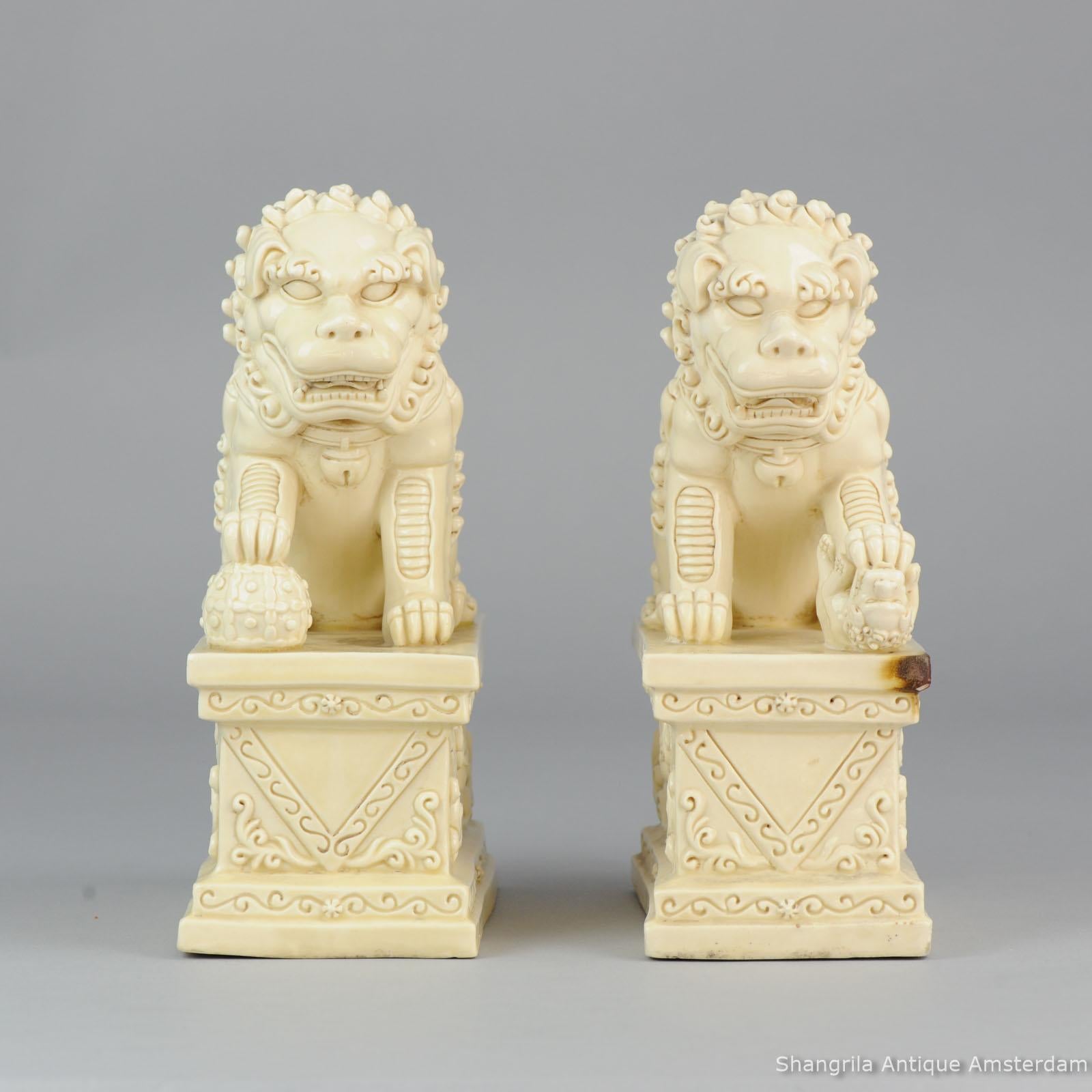 Pair of Large Marked Blanc de Chine Foo Dogs PRoC Period Dehua Chinese In Good Condition For Sale In Amsterdam, Noord Holland